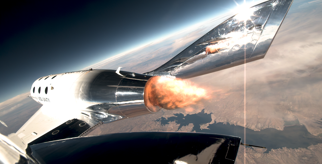 Das SpaceShipTwo feuert sein Hybridtriebwerk gut 80 Kilometer über der Erde.