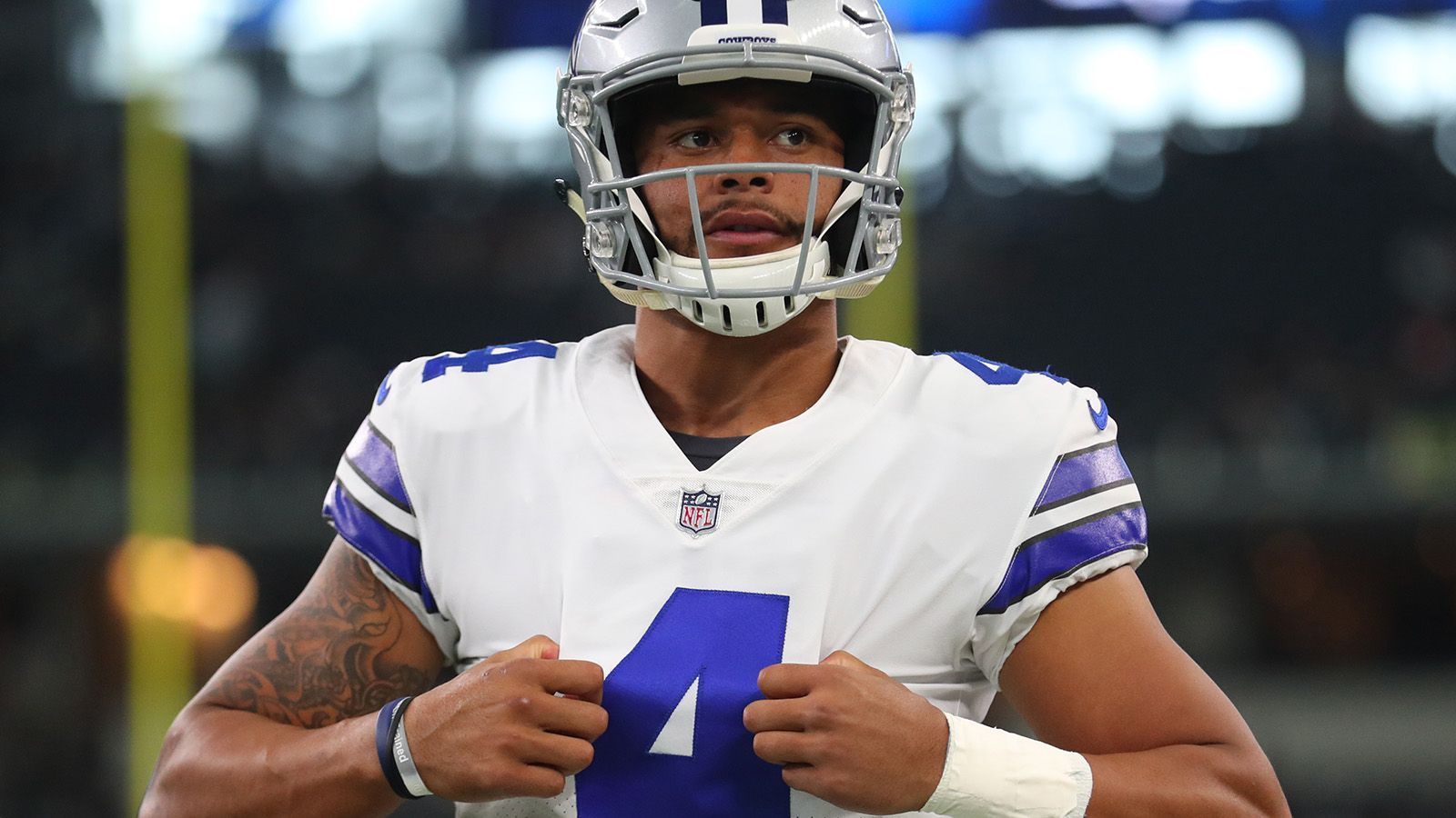 
                <strong>Platz 9: Dak Prescott (Dallas Cowboys)</strong><br>
                Die Dallas Cowboys sind grundsätzlich eines der fanreichsten Teams der NFL. Das Trikot ihres Quarterbacks ging 2018 besonders häufig über den Ladentisch.
              