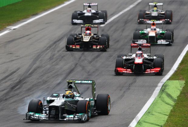 
                <strong>Hamilton versus Räikkönen</strong><br>
                Irgendwo im Nirgendwo behaken sich Lewis Hamilton (vorne) und Kimi Räikkönen - am Ende landen die beiden auf den Plätzen neun und elf - und katapultieren sich somit raus aus dem Rennen um die WM-Krone
              