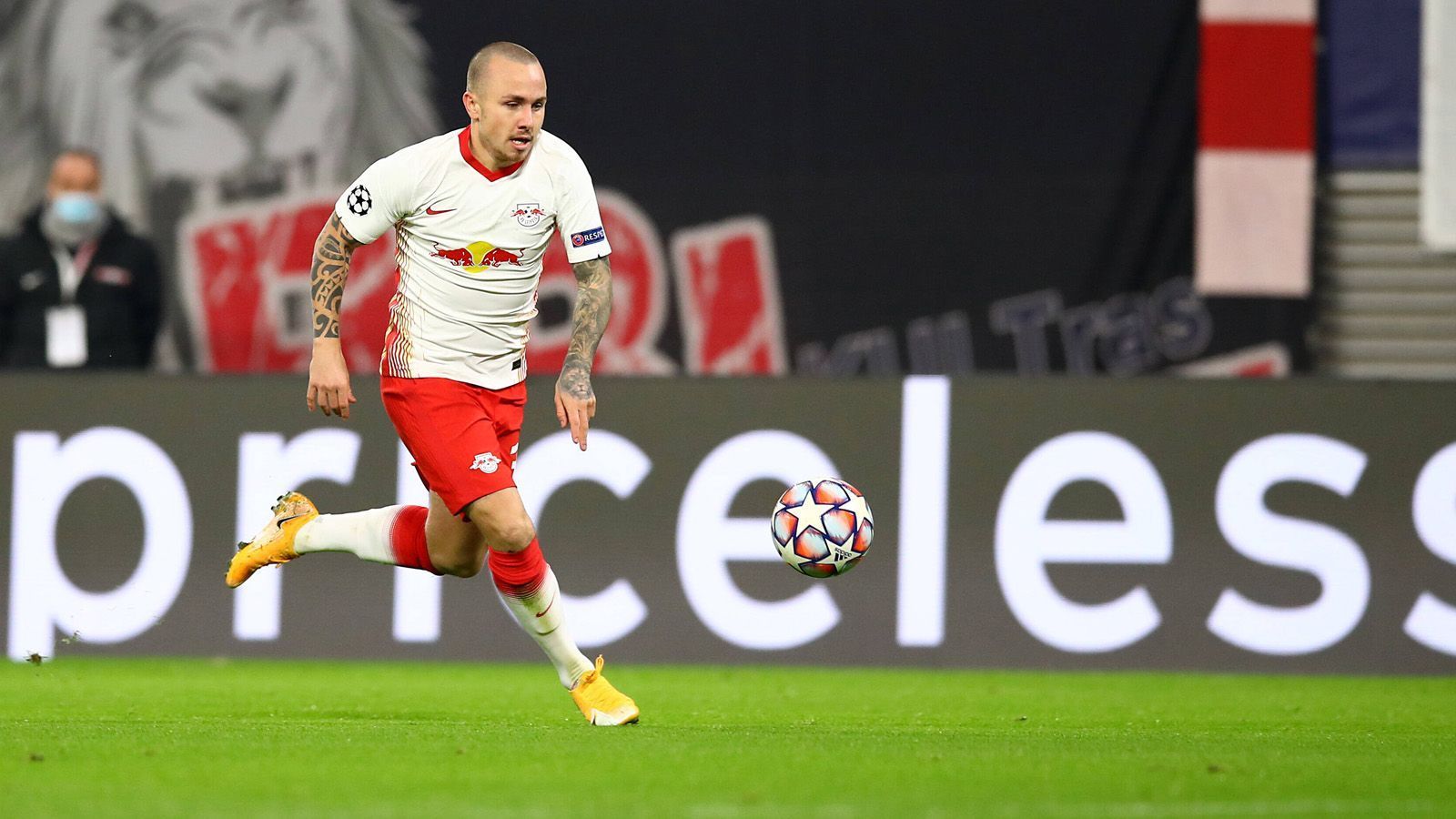 
                <strong>Abwehr: Angelino (RB Leipzig)</strong><br>
                In der noch jungen Saison hat sich Angelino wie kaum ein anderer in den Fokus gespielt. Im 3-4-2-1-System der Leipziger agierte der Spanier auf der linken Außenbahn und präsentierte sich dabei enorm torgefährlich. Der 1,71 Meter-Mann kommt in den sechs Champions-League-Partien auf satte drei Tore sowie drei Vorlagen. Gegen Manchester United traf er zur frühen Führung und legte das 2:0 mit einer seiner vielen mustergültigen Flanken von der linken Seite auf.
              