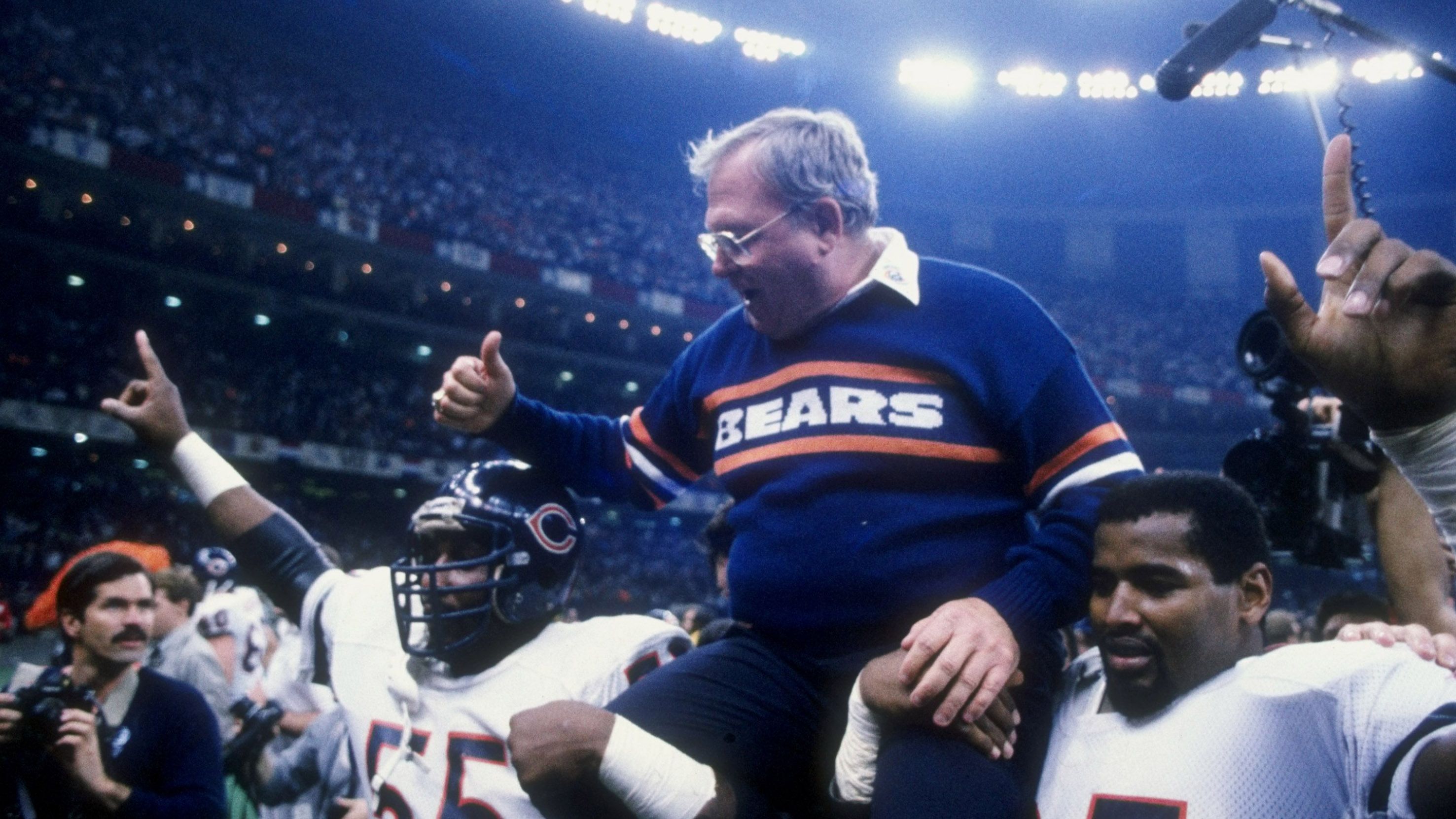 <strong>Chicago Bears: ein Sieg</strong><br>
                Die Bears sind eines der traditionsreichsten Teams der NFL. Allerdings konnten sie nur ein einziges Mal den Super Bowl gewinnen, Chicago triumphierte im Jahr 1986. Getragen wurde das Team damals von der bärenstarken Defense um Linebacker Mike Singletary und Defensive Coordinator Buddy Ryan (M.).&nbsp;
