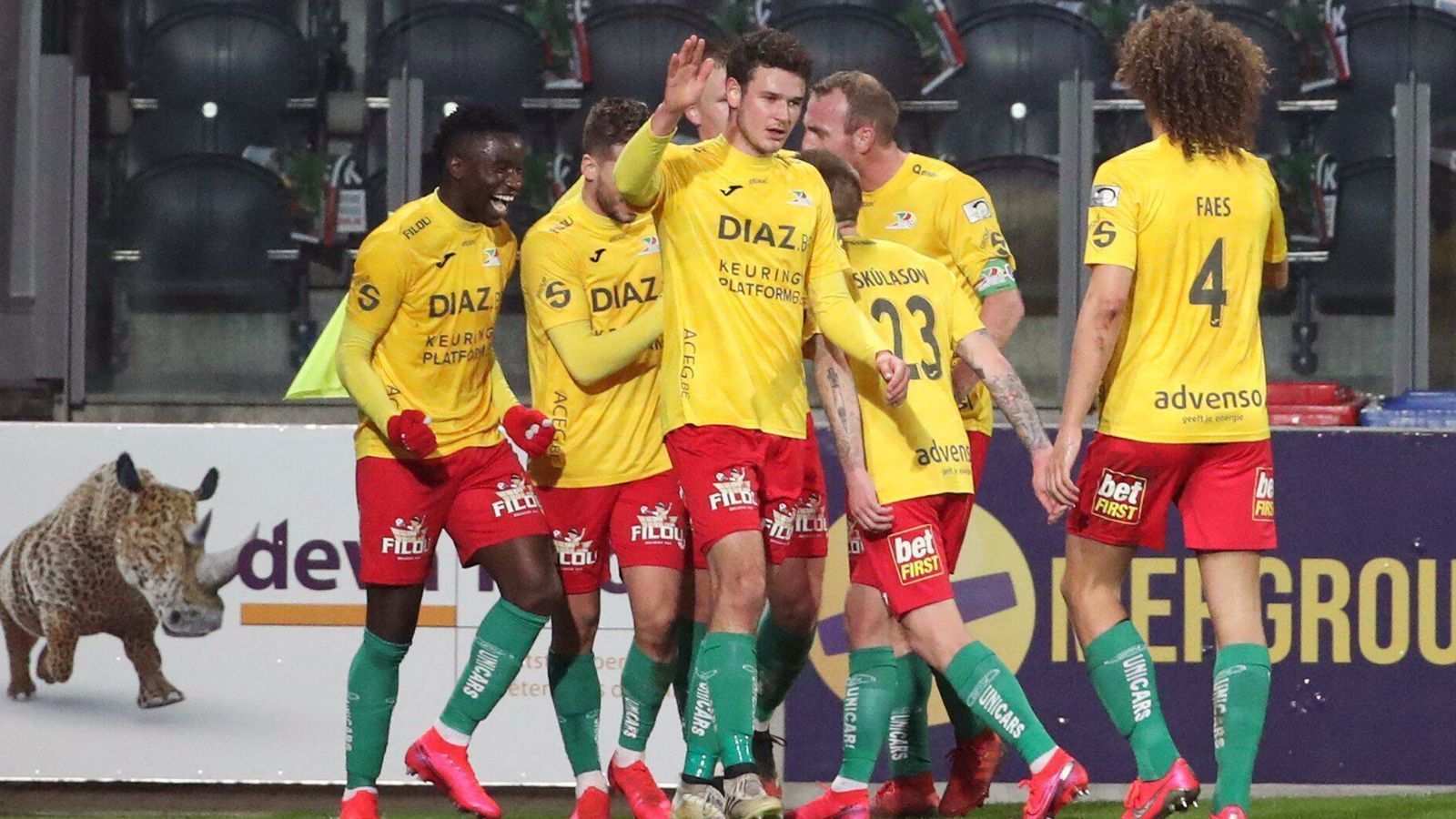 
                <strong>KV Oostende</strong><br>
                Oder werden die Talente Leipzigs künftig doch eher in Belgien geparkt? Schließlich soll auch KV Oostende in der Verlosung um eine Kooperation mit dem Bundesliga-Topteam aus Sachsen sein. Der Klub aus der 70.000-Einwohner-Hafenstadt in Westflandern könnte Verstärkung durch den RB-Nachwuchs ganz gut gebrauchen, schließlich hat Oostende in der mittlerweile abgebrochenen Saison gerade so den Klassenerhalt geschafft. Nach den Plätzen 4 und 5 in den Jahren 2015 und 2016 ging es zuletzt kontinuierlich nach unten in der Entwicklung der Endplatzierungen. 
              