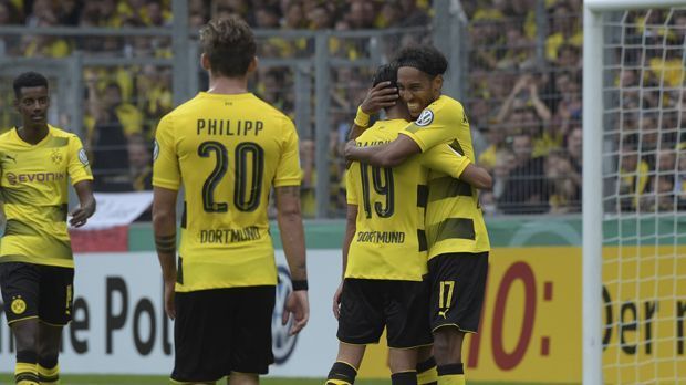 
                <strong>Borussia Dortmund</strong><br>
                Die BVB-Spieler verstehen ihren Trainer nicht? Das Chaos um Ousmane Dembele sorgt für Unruhe? Und will Pierre-Emerick Aubameyang nicht auch noch weg? Egal, Peter Bosz hatte auch bei Ajax Amsterdam Anlaufschwierigkeiten. Am Ende fehlte ein Punkt zum Titel und ein Sieg zum Europa-League-Titel. Klar, der BVB und die Bundesliga sind eine andere Hausnummer. Aber: Der Niederländer wird der Mannschaft seine Handschrift einimpfen, sie einschwören, die vielen Talente formen, endlich wieder für echte Liebe rund um den Klub sorgen und die Bayern in Bedrängnis bringen. Erst recht, wenn dann auch die Verletzten Marco Reus und Julian Weigl zurückkehren.
              