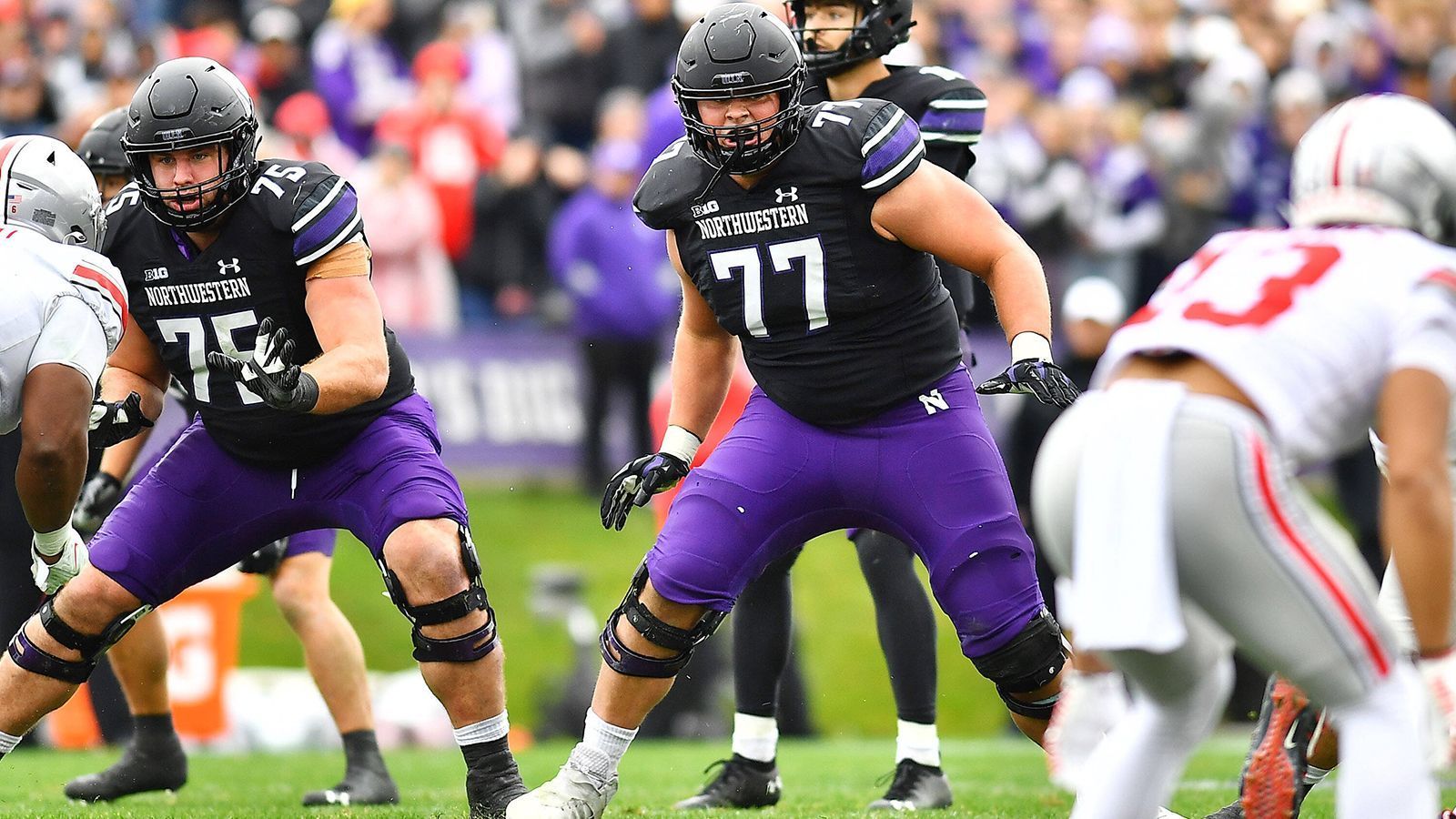 
                <strong>14. Pick: New England Patriots - Peter Skoronski, Offensive Tackle</strong><br>
                Auch die New England Patriots dürften auf der Suche nach Verstärkung für die Offensive Line sein. Peter Skoronski hat bereits drei Jahre Starter-Erfahrung und eine dementsprechend sehr saubere Technik. Einzige seine Größe und Armlänge (etwas kleiner bzw. kürzer als der Durchschnitt) könnten ihn etwas einschränken. Ein Wechsel auf Guard könnte zur Not, bei zu großen Anpassungsproblemen, helfen. 
              