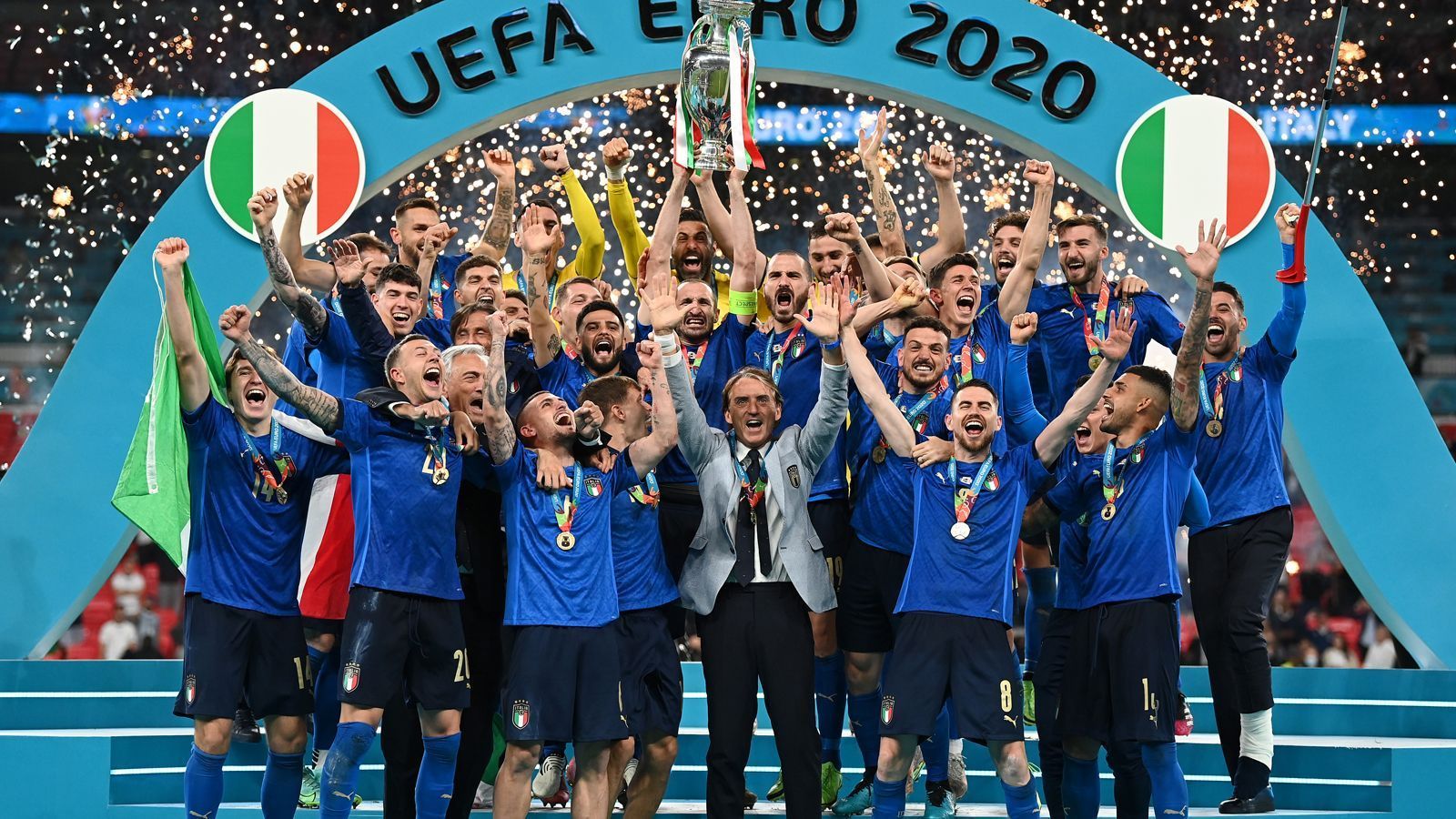 
                <strong>Gewinner: Italien verdient sich Titel mit Spielfreude und Defensivstärke</strong><br>
                Als eines von drei Teams (neben Belgien und den Niederlanden) haben die Italiener in der Vorrunde bereits alle drei Begegnungen gewonnen. Und das war noch nicht alles, der frischgebackene Europameister überzeugte vor allem spielerisch durch eine starke Offensive - also eher untypisch für Italien, das sich in den Turnieren zuvor und generell aus der eigenen Tradition heraus immer eher auf die Defensive fokussierte. Neben der variablen Abteilung Attacke funktionierte aber auch die Abwehr um die alten Recken Giorgio Chiellini und Leonardo Bonucci. Torhüter Gianluigi Donnarumma musste erst im Achtelfinale gegen Österreich das erste Gegentor hinnehmen und avancierte in weiterer Folge im Halbfinale und Finale im Elfmeterschießen zum italienischen Helden.
              