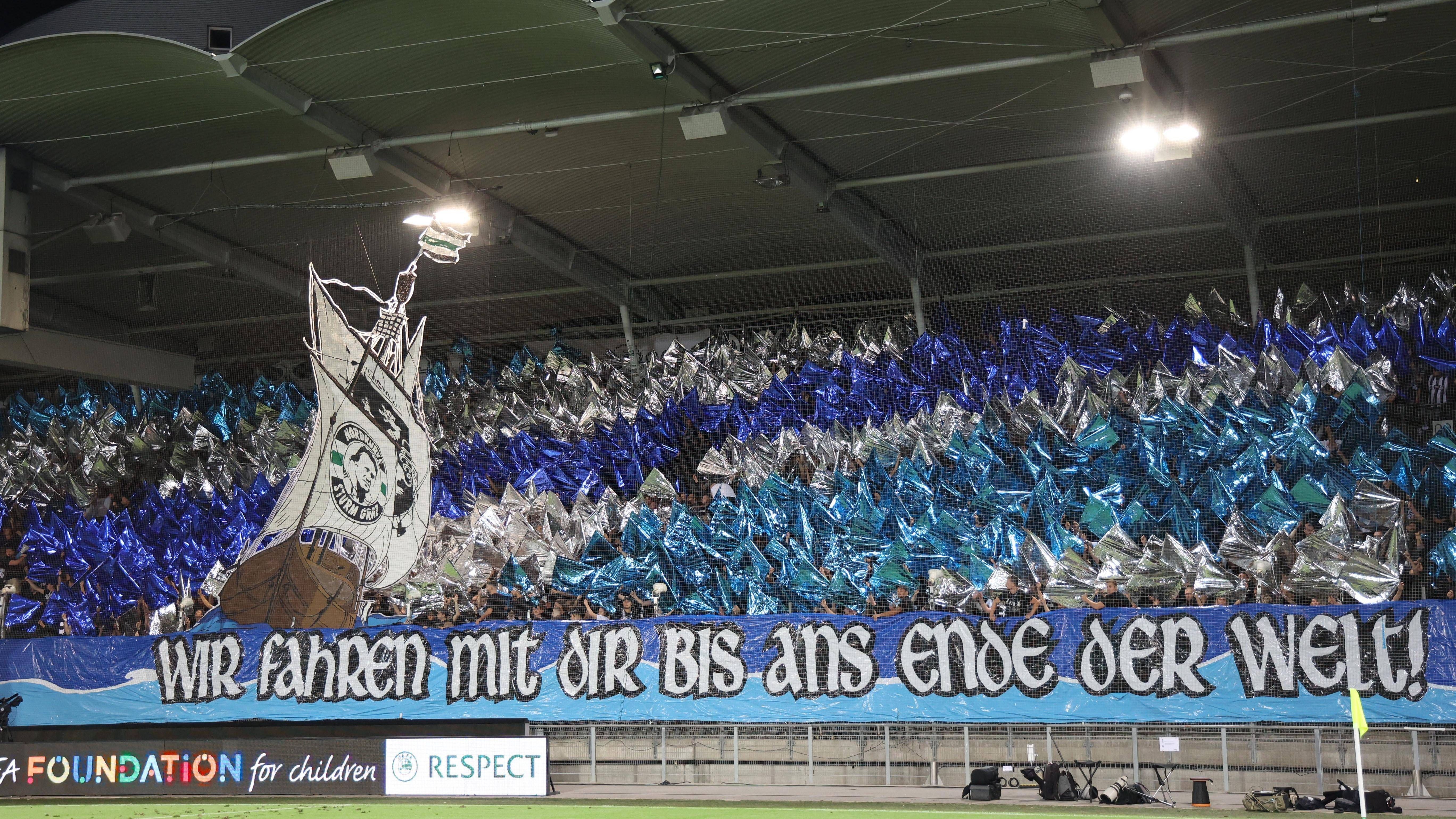 <strong>Sturm Graz</strong><br>"Wir fahren mit dir bis ans Ende der Welt" stand auf einem Transparent der Fans von Sturm Graz zum Europa-League-Auftakt gegen Sporting Lissabon. Der österreichische Vizemeister war in der Champions-League-Qualifikation zuvor an der PSV Eindhoven gescheitert und versucht nun eben sein Glück in der Europa League.&nbsp;