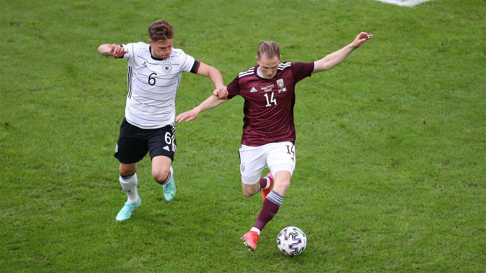 
                <strong>Joshua Kimmich</strong><br>
                Musste auf der ungeliebten rechten Außenbahn ran und machte seine Sache ordentlich. In der 26. Minute mit der großen Chance auf das 3:0, sein Abschluss ging knapp am linken Pfosten vorbei. Offensiv sowie defensiv solide, ohne groß gefordert zu sein. Nicht so dominant wie im Mittelfeld. ran-Note: 2
              