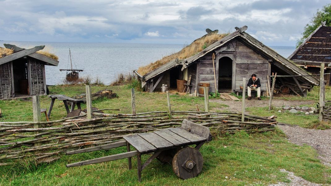 Das Leben der Wikinger zeigen rekonstruierte Wikingerdörfer wie Foteviken in Südschweden.