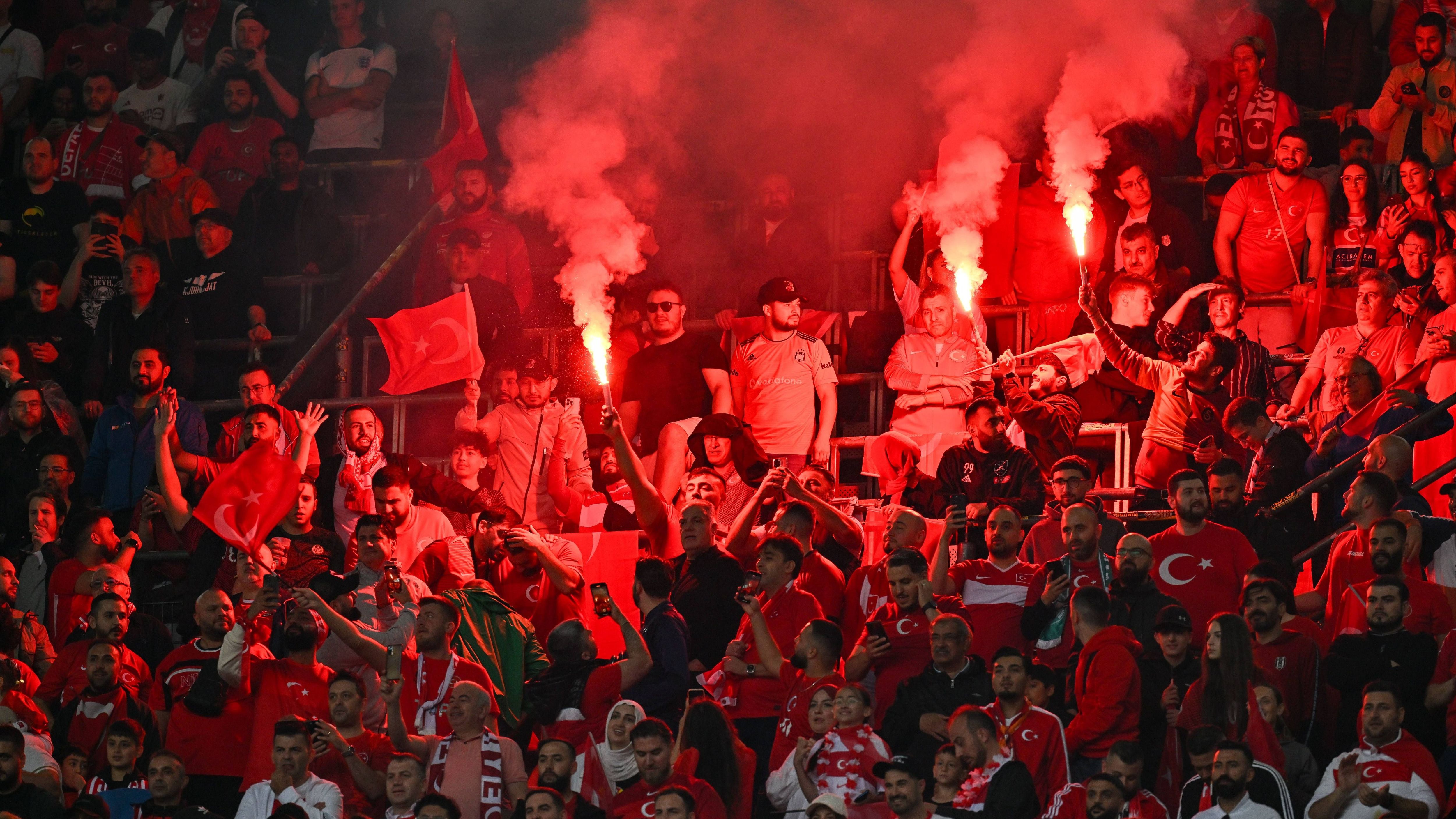 <strong>Remis zur Pause</strong><br>Ein furioses Spiel geht in die Pause. Aber die Stimmung in Dortmund kocht.