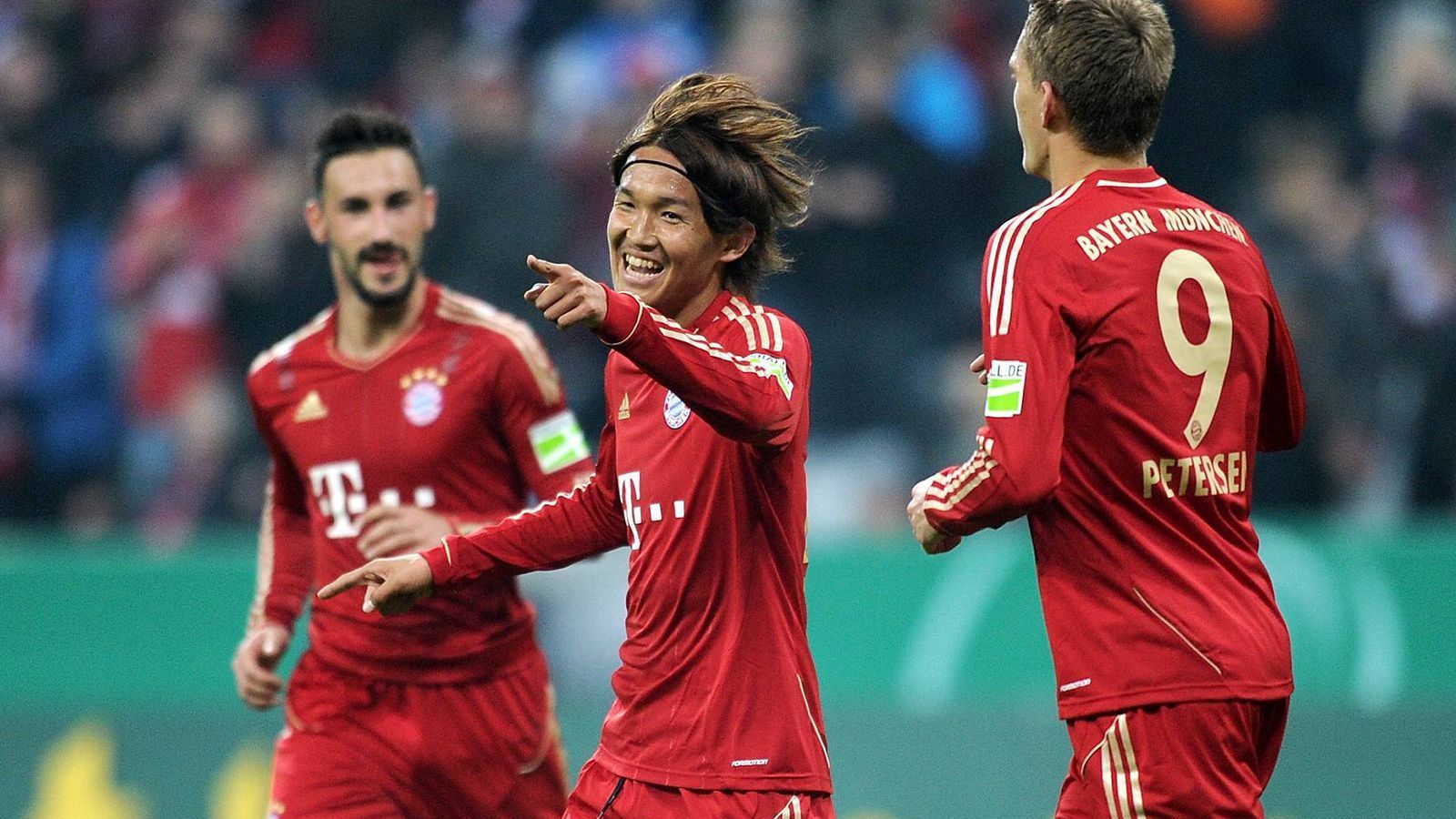 
                <strong>Takashi Usami (Juli 2011 bis Juni 2012)</strong><br>
                Für eine Leihgebühr von 300.000 Euro wechselte auch Takashi Usami im Sommer 2011 an die Isar. Der Mittelstürmer von Gamba Osaka hatte jedoch nie eine echte Chance beim FC Bayern und fand sich meistens in der zweiten Mannschaft wieder (18 Einsätze). Für die Profis stand er ganze fünf Mal auf dem Platz, sein einziges Tor erzielte der Japaner im Pokal beim 6:0-Kantersieg gegen den FC Ingolstadt. Dass er ein passabler Kicker ist, bewies Usami in der Folge bei Hoffenheim, Augsburg und Düsseldorf – für die Ansprüche des FCB reichte es aber bei Weitem nicht.
              