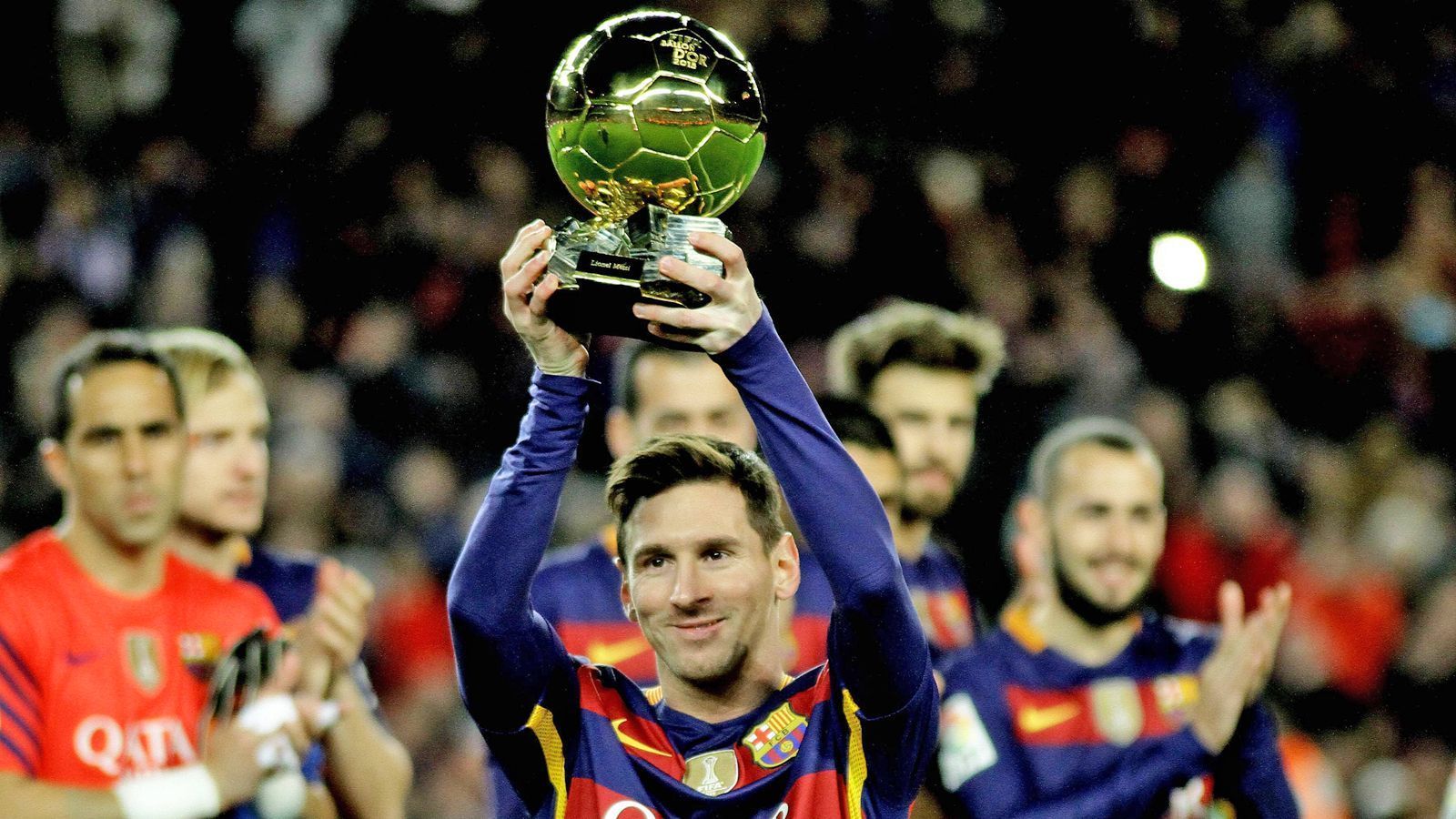 
                <strong>Fünffacher Weltfußballer</strong><br>
                2009, 2010, 2011, 2012 und 2015 wird Lionel Messi zum Weltfußballer gewählt. Er ist der erste Fußballer in der Geschichte, der diesen Preis bereits fünf Mal entgegennehmen durfte. Mittlerweile ist Cristiano Ronaldo allerdings gleichgezogen...
              