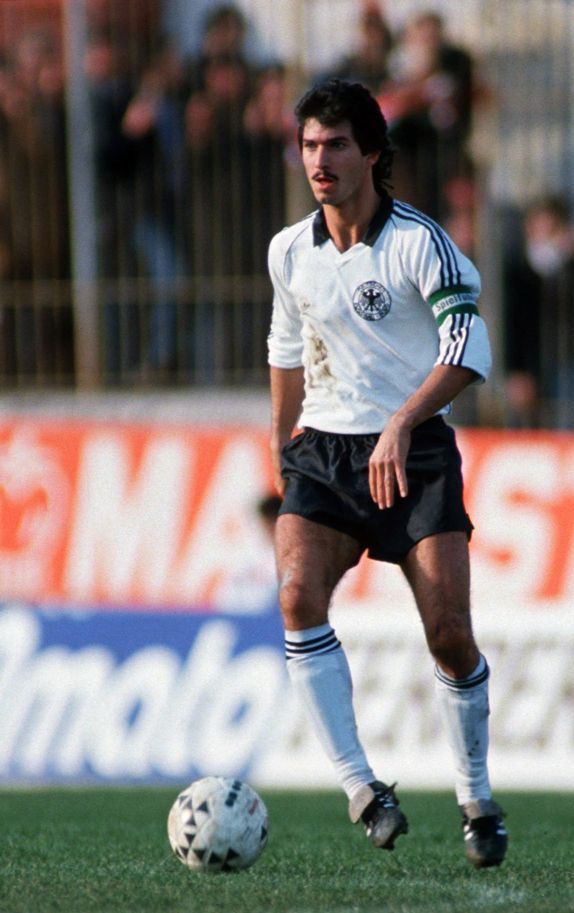 
                <strong>Herbert Waas</strong><br>
                Ex-Nationalspieler Herbert Waas begann seine Profikarriere bei 1860 München. 1988 gewann er mit Bayer 04 Leverkusen den UEFA-Pokal
              
