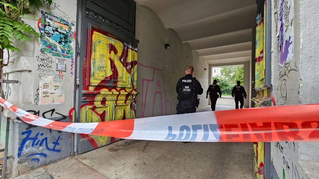 Nach Störaktionen an mehreren Flughäfen in Deutschland durchsucht die Polizei Wohnungen von Mitgliedern der Klimagruppe Letzte Generation.