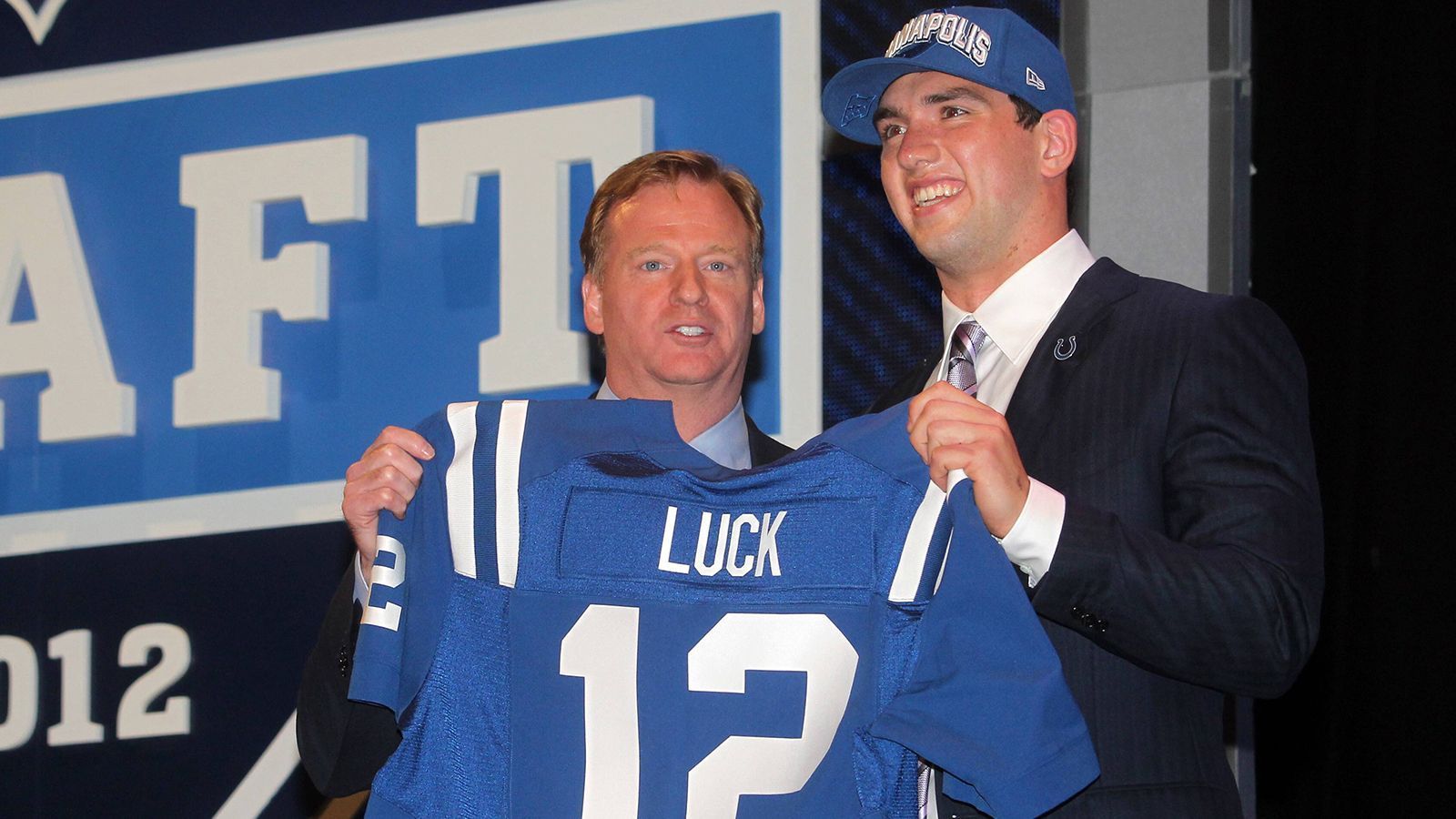 
                <strong>NFL Draft 2012: Andrew Luck</strong><br>
                Bevor Andrew Luck als Nummer-1-Pick zu den Indianapolis Colts geht, besucht er die Stanford University in Kalifornien. 2019 beendet er von zahlreichen Verletzungen geplagt seine vielversprechende Karriere.
              