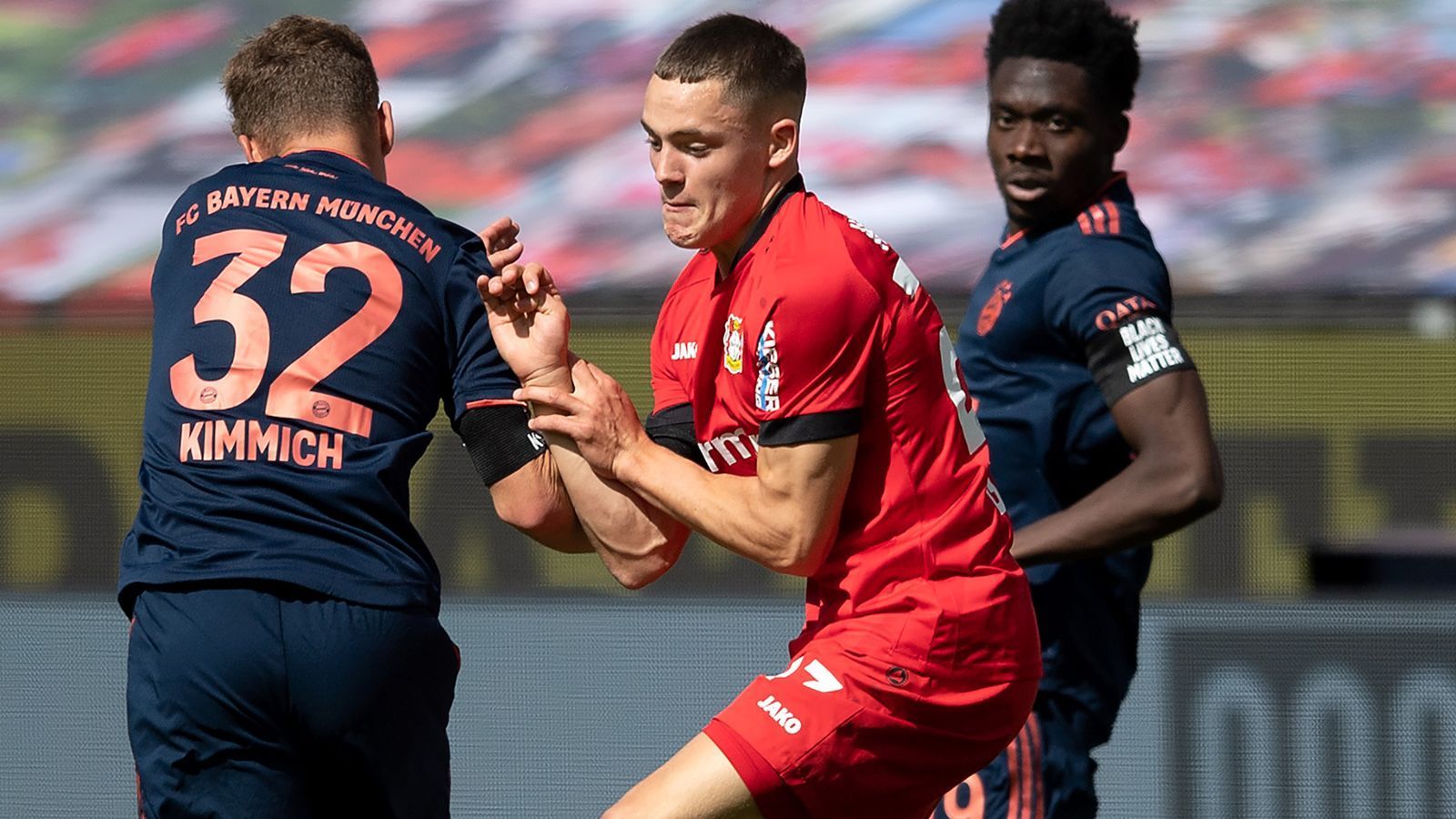 
                <strong>Wirtz jüngster Torschütze der Bundesliga-Geschichte</strong><br>
                Mit 17 Jahren und 34 Tagen ist der Leverkusener Florian Wirtz der jüngste Torschütze der Bundesliga. Mit seinem Treffer zum 2:4 gegen den FC Bayern München löste der Winter-Zugang der Werkself den bisherigen Rekordhalter Nuri Sahin ab. Der Ex-Dortmunder war bei seinem ersten Bundesliga-Treffer im November 2005 17 Jahre und 82 Tage alt.
              