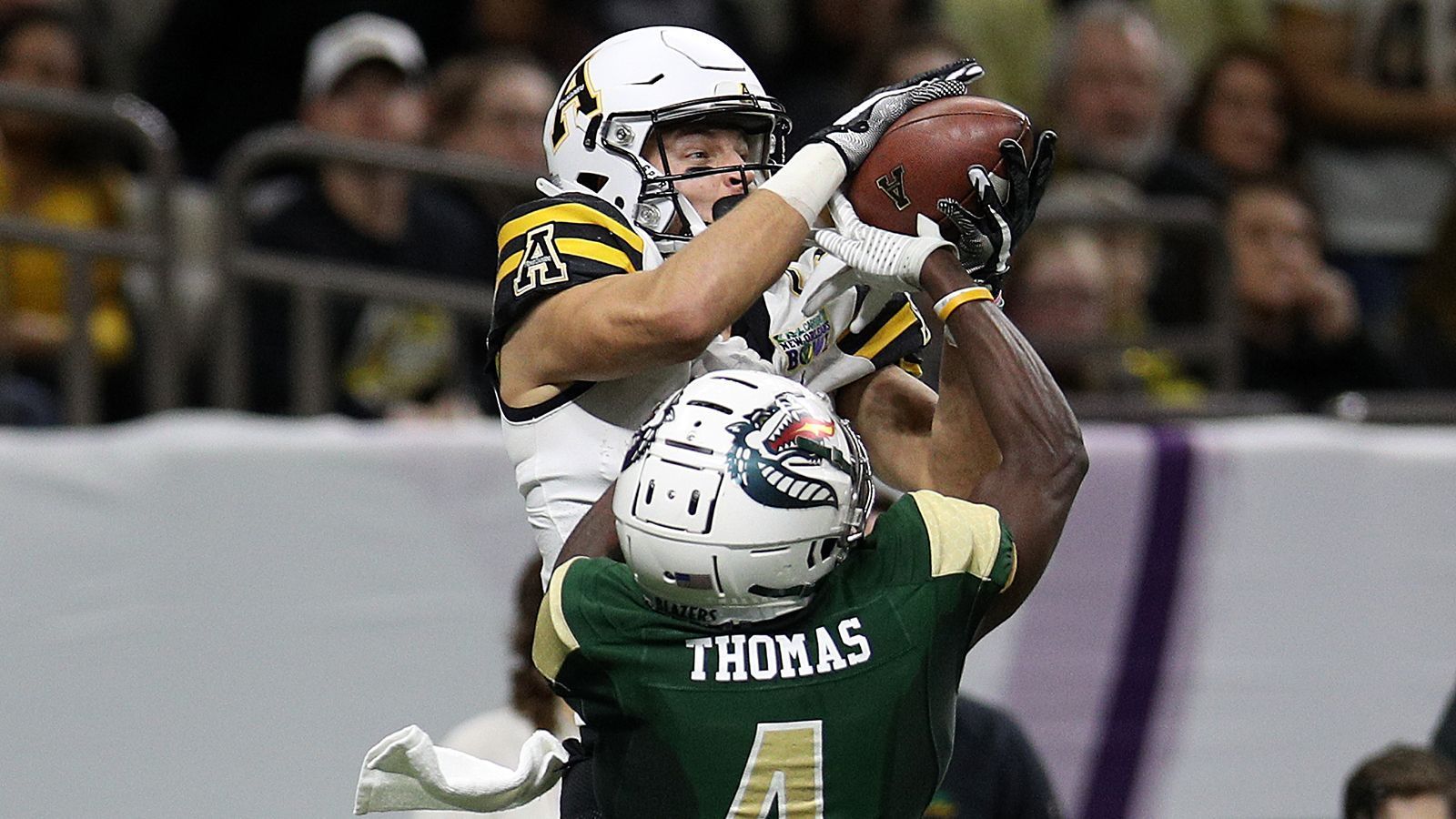 
                <strong>Starling Thomas V, Cornerback, UAB Blazers</strong><br>
                Ein pfeilschneller Cornerback, der aufgrund seiner Maße (1,77 Meter groß, 86 Kilogramm schwer) wohl eher im Slot sein Zuhause finden wird. Aus dieser Rolle heraus könnte Thomas seine Athletik und sein Spielverständnis ausspielen. Allerdings fehlt es ihm etwas an Physis in der Laufverteidigung und der Fähigkeit, konstant Catch-Versuche zu vereiteln. Besonders physische Receiver, die zum Ball hocharbeiten und ihren Körper gut einsetzen, bereiten Thomas Schwierigkeiten.  
              