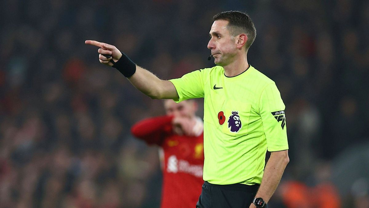 Coote 2024 beim Spiel Liverpool gegen Aston Villa