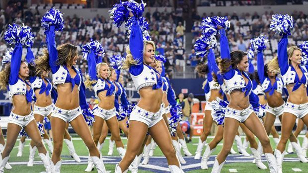 
                <strong>Dallas Cowboys (AT&T Stadium)</strong><br>
                Gesamtkosten für zwei Personen: 333,40 DollarTicket: 110,20 DollarBier: 8,50 DollarSoft Drink: 5 DollarHot Dog: 5,50 DollarParken: 75 Dollar
              