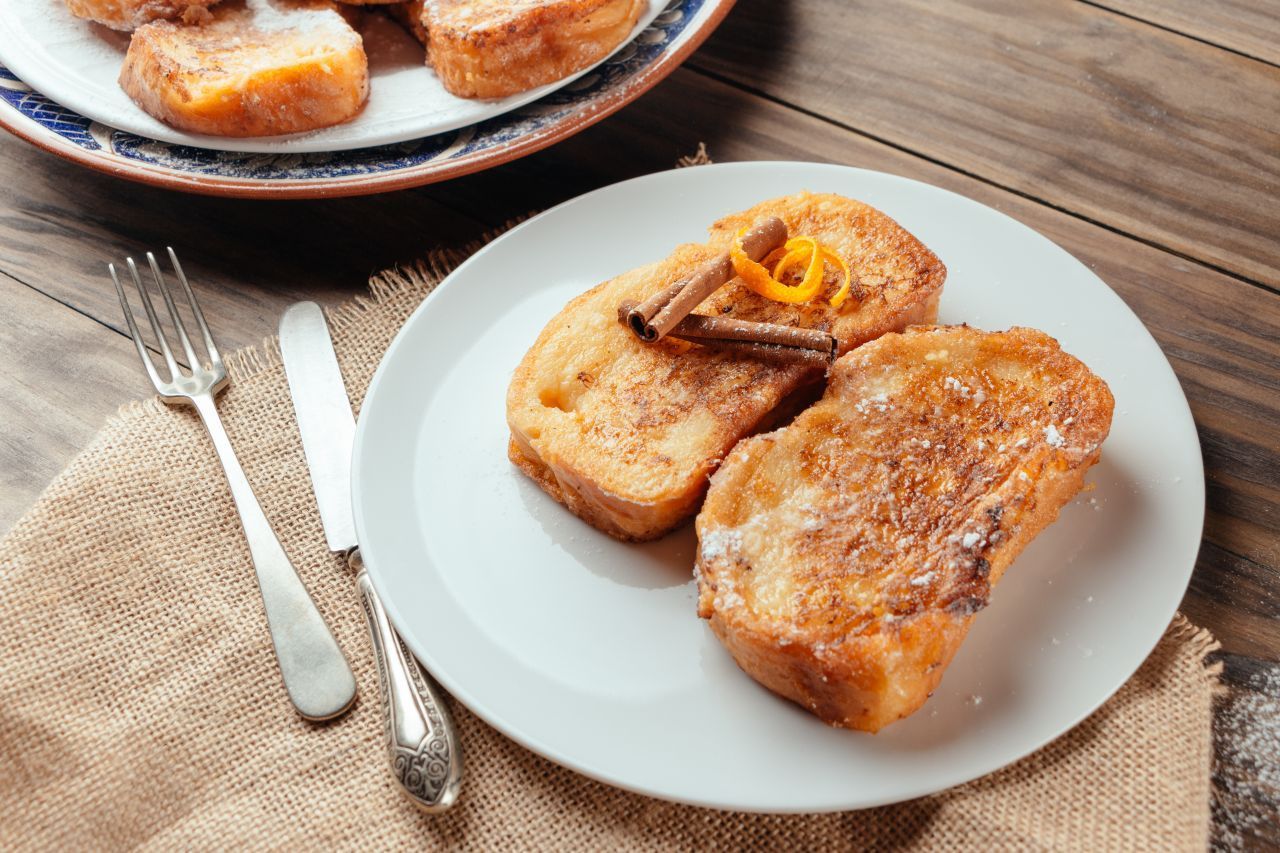 Spanien: Torrija sind Weißbrotscheiben, die in Milch, Honig und Gewürze getunkt werden. Sie sind ein bisschen vergleichbar mit unseren "Armen Rittern". Danach geht es ab in die Fritteuse.