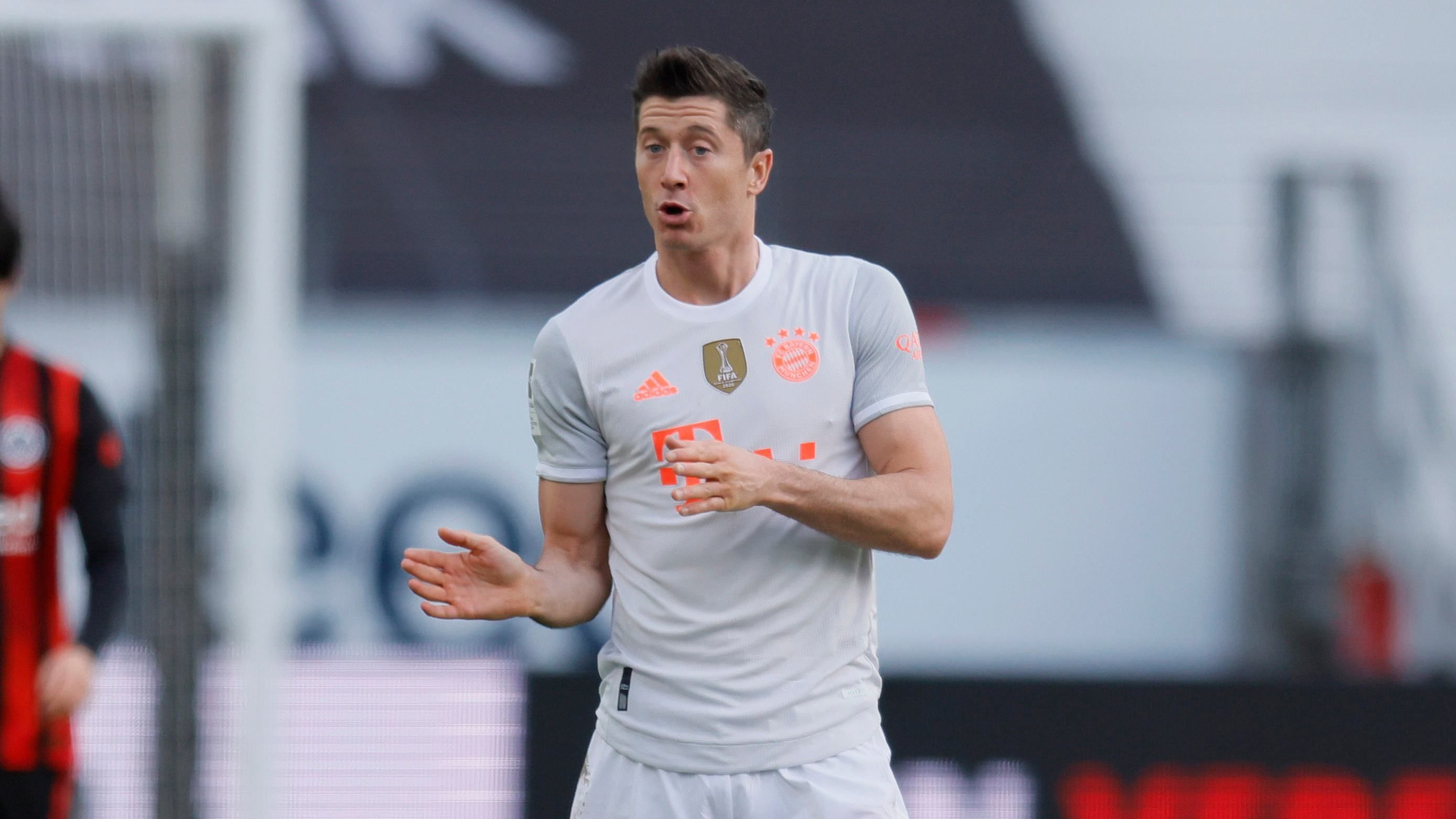 
                <strong>Tore: Robert Lewandowski</strong><br>
                Wenn Robert Lewandowski irgendwann seine Karriere beendet, werden seine vielen Tore in die Geschichte eingehen. In bislang 620 absolvierten Partien kommt er auf unfassbare 442 Pflichtspieltore. Obwohl er früher als etwas eigensinnig galt, sprechen 128 Torvorlagen in seiner Karriere ebenfalls eine deutliche Sprache. In der aktuellen Saison ist er auf dem besten Wege, den Uralt-Torrekord in der Bundesliga von Bayern-Legende Gerd Müller zu knacken. Nach 21 Saisonspielen hat der Pole schon 26 mal getroffen. Gelingen ihm 14 Tore in den verbleibenden 13 Spielen, hätte Lewandowski auch diesen Meilenstein erreicht. 
              