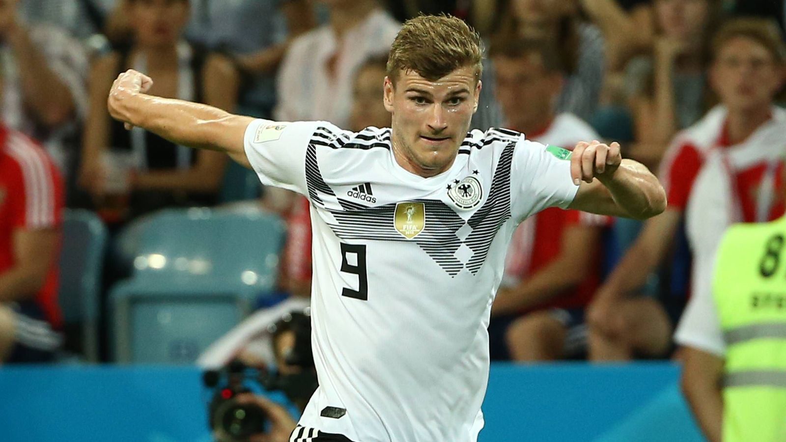 
                <strong>Mittelfeld: Timo Werner</strong><br>
                In der Sturmmitte kam er bislang nicht so zur Geltung. Richtig stark war Werner erst, als er gegen Schweden auf den linken Flügel rückte, immer wieder zur Grundlinie durchkam und mit scharfen Hereingaben für Gefahr im schwedischen Strafraum sorgte. Daher: Gegen Südkorea sollte Werner von Beginn an vor allem über links kommen.
              