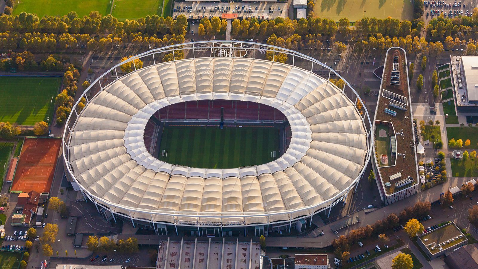 
                <strong>VfB Stuttgart</strong><br>
                &#x2022; Aktueller Name: Mercedes-Benz-Arena<br>&#x2022; Alter Name: Neckarstadion<br>&#x2022; Eröffnung des Stadions: Juli 1933<br>&#x2022; Jahr der Übernahme: 2008<br>&#x2022; Laut der "Welt" zahlte Mercedes Benz für die Namensänderung 20 Millionen Euro netto<br>
              