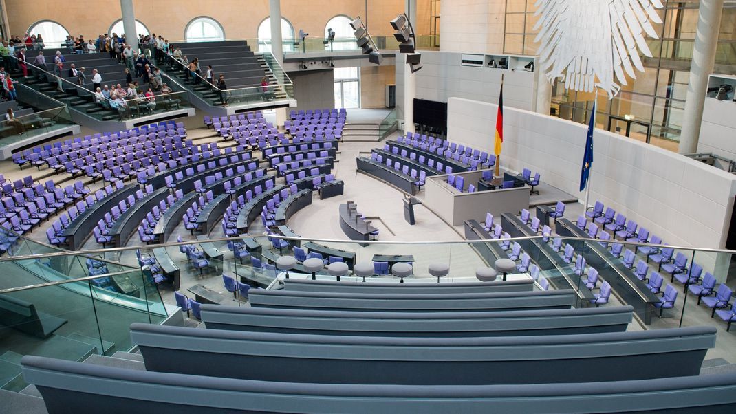 Der Bundestag soll kleiner werden - und dadurch einen dreistelligen Millionenbetrag einsparen.