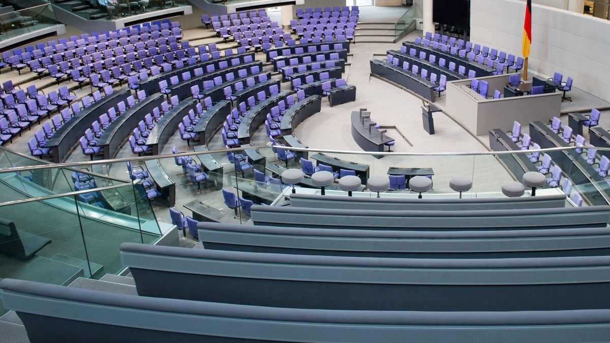 Plenarsaal des Bundestags im Reichstag. 