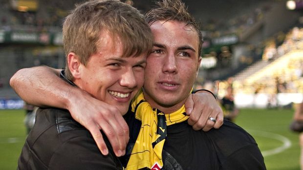 
                <strong>Fabian-und-Mario-Götze</strong><br>
                Fabian und Mario Götze: Die Götzes waren in der Vorsaison allesamt in München und der unmittelbaren Umgebung aktiv. Mario (re.) spielte bzw. spielt beim FC Bayern München, ist Weltmeister, Deutscher Meister, Pokalsieger und Held für Millionen Teenies. Sein älterer Bruder Fabian spielte 2014/2015 beim damaligen Drittligisten Unterhaching und ist derzeit vereinslos. Der jüngste Götze-Bruder, Felix, spielt mit seinen 17 Jahren im Nachwuchs des FC Bayern.
              