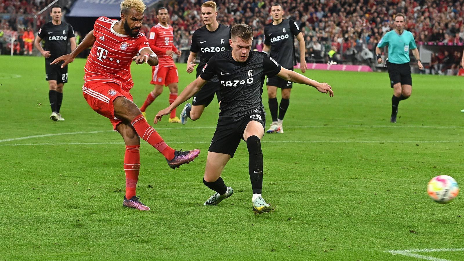 
                <strong>FC Bayern München mit Gala gegen den SC Freiburg</strong><br>
                Der FC Bayern München bezwingt dank einer überzeugenden Leistung einen überforderten SC Freiburg locker mit 5:0. ran präsentiert die Noten der FCB-Stars in der Einzelkritik.
              