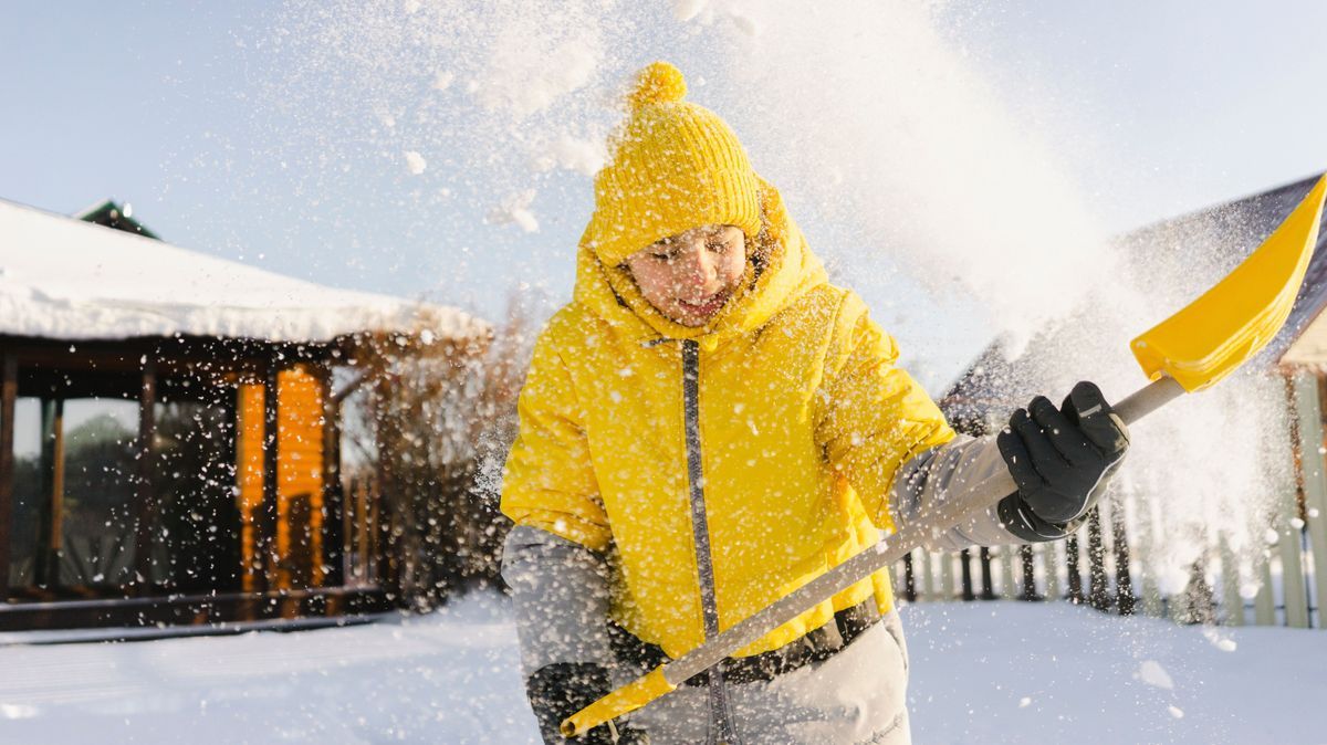 Abnehmen im Winter: So viel Kalorien verbrennen Schnee schaufeln, Schlittenfahren & Co