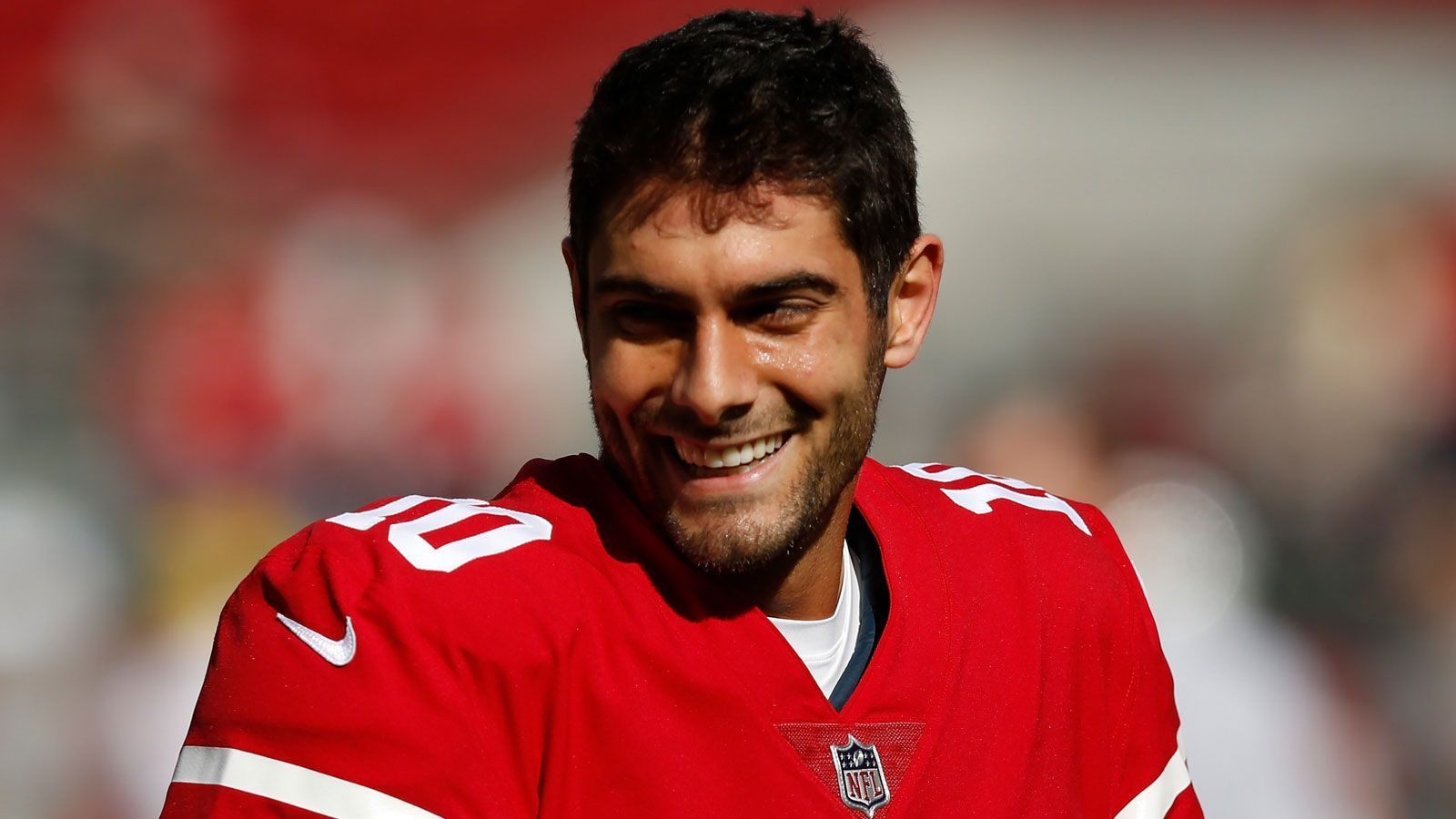 
                <strong>Jimmy Garoppolo</strong><br>
                "Jimmy GQ" kommt wohl eindeutig vom guten Aussehen des Quarterbacks der San Fransisco 49ers. Seinen zweiten Spitznamen "Prince Aladdin" hat der Boston Herald so erklärt: "Jemand hat sein Namensschild in der Kabine geändert, es war wohl ein Running Gag mit seinen Patriots-Teamkollegen. Offenbar haben sie sich lustig gemacht, dass Jimmy aussieht wie Aladdin von Diney." Das lassen wir mal so stehen.
              