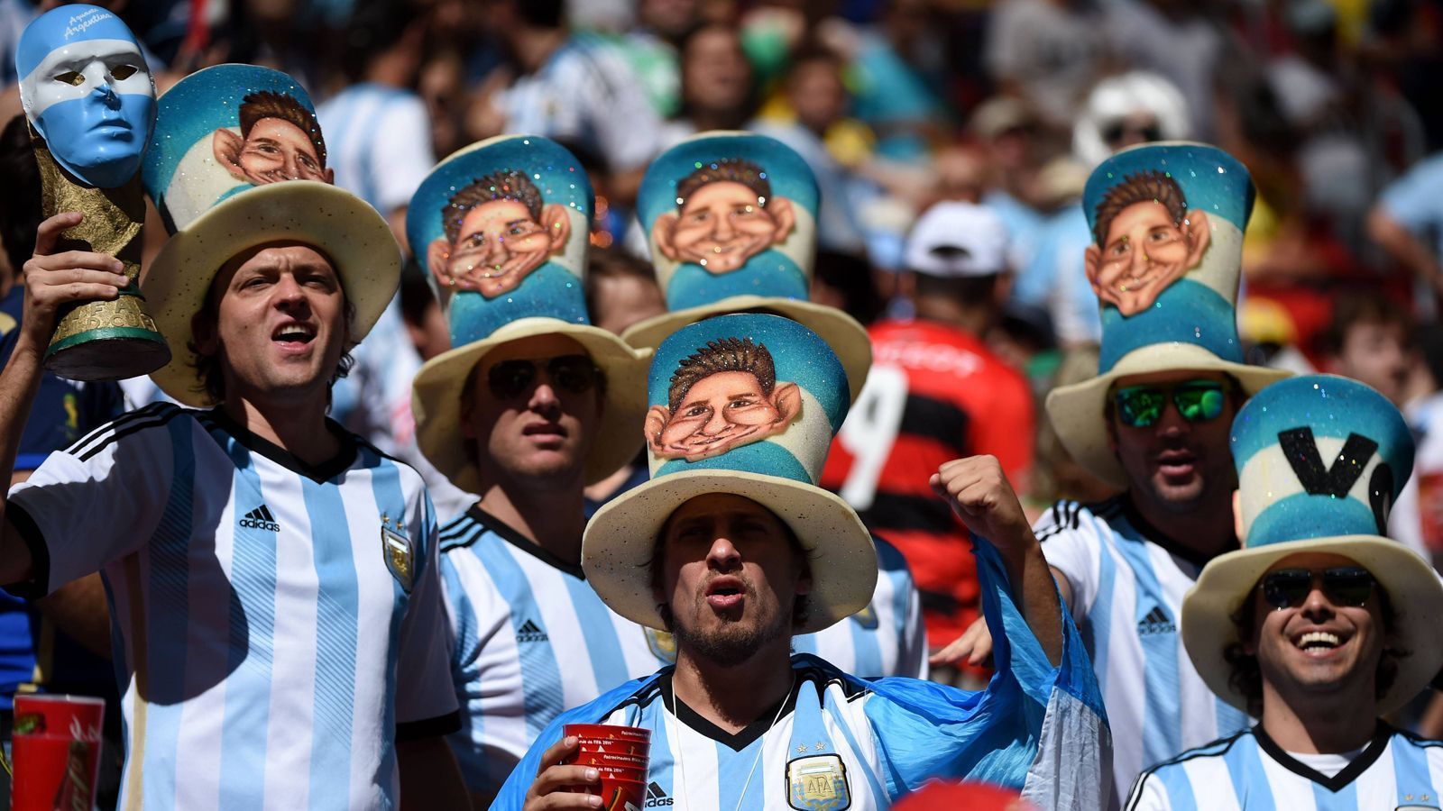 
                <strong>7. Platz: Argentinien (54.031 Tickets)</strong><br>
                Es könnte die letzte WM von Lionel Messi werden. Das wollen die Supporter aus Argentinien auf keinen Fall verpassen.
              