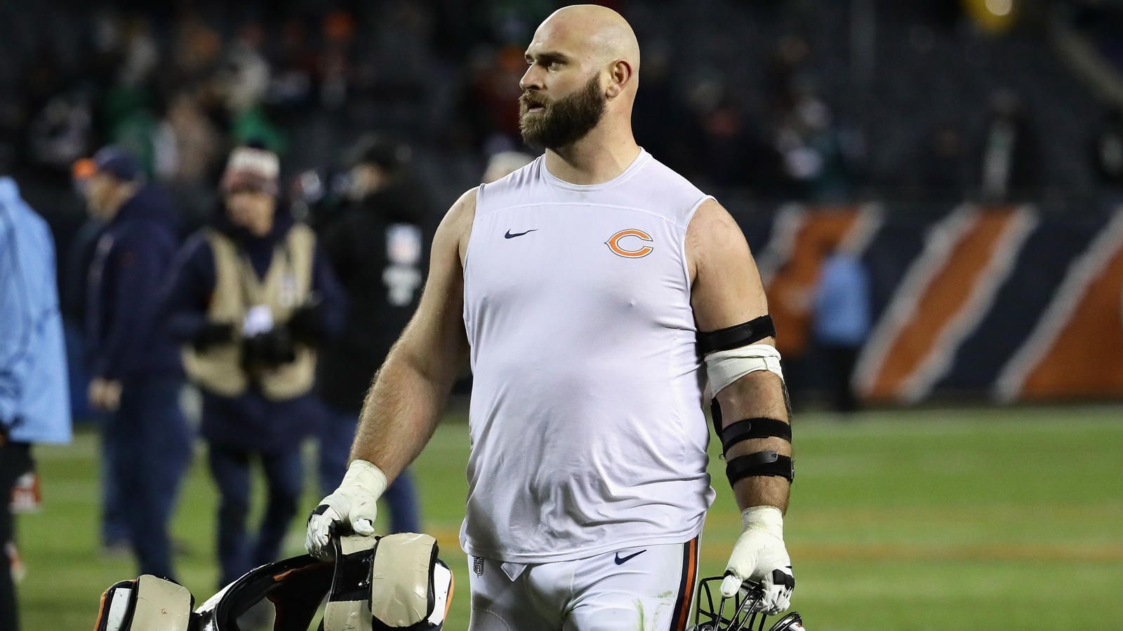 
                <strong>Kyle Long</strong><br>
                Eigentlich hatte der dreimalige Pro-Bowler seiner Football-Pads bereits an den Nagel gehangen. Doch nach eine Jahr Pause hat es den Guard doch nochmal gekitzelt, Long unterschrieb einen Einjahresvertrag in Kansas City. Doch beim Saisonstart werden die Chiefs wohl ohne Long auskommen müssen, der 32-Jährige verletzte sich in der Saisonvorbereitung und unterzog sich im Sommer einer Knie-OP. Nach einem Jahr Auszeit und ohne Training Camp könnte Long auch langfristig die Backup-Rolle drohen. 
              