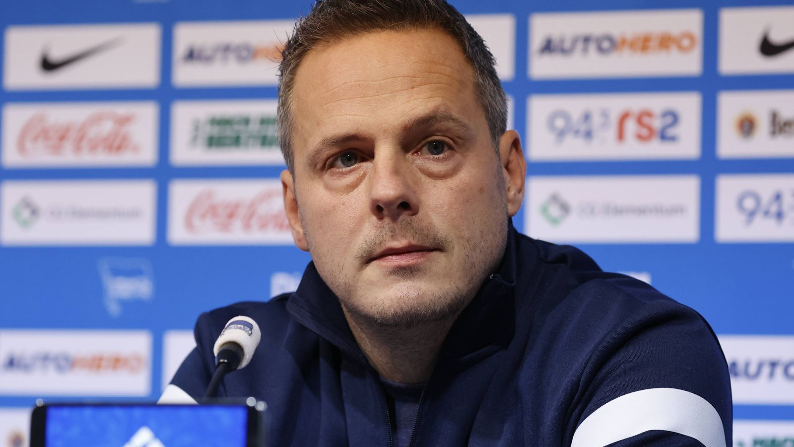 
                <strong>Verlierer: Hertha BSC</strong><br>
                Big City Chaos. Mal wieder. Die Hertha kommt sportlich nicht auf die Beine, stattdessen macht sie es sich weiterhin in der Krise gemütlich. Manager Fredi Bobic muss nach der Derby-Pleite gegen Union (0:2) gehen, Trainer Sandro Schwarz wackelt ebenfalls bedenklich. Besserung? Wünschen sich alle, ist nur nicht in Sicht.
              