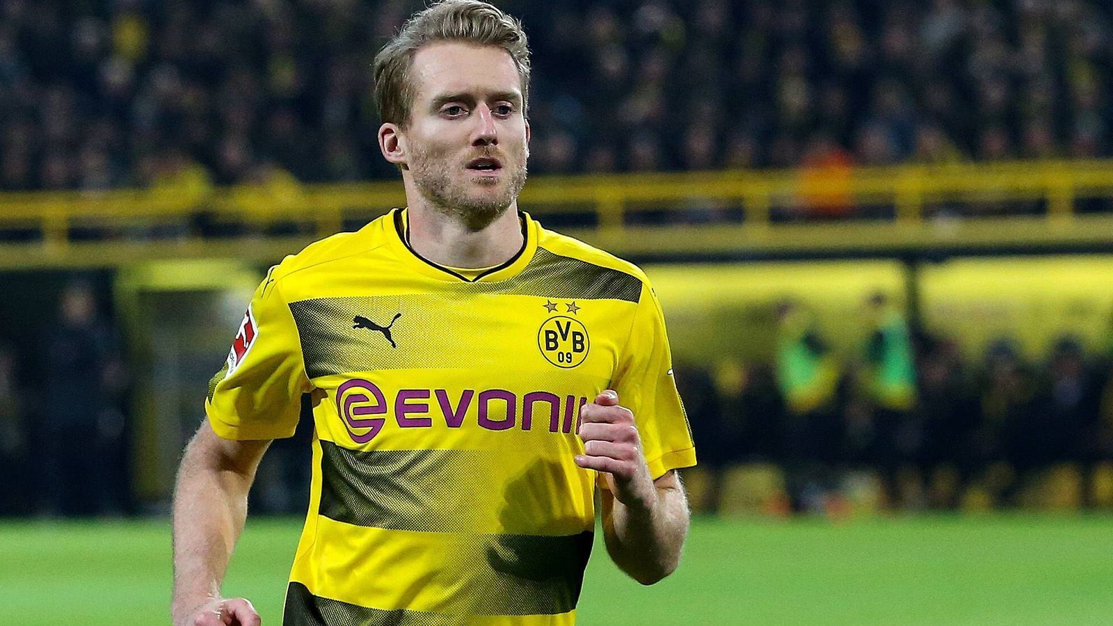 
                <strong>Andre Schürrle (28) </strong><br>
                Dass man Andre Schürrle nochmal im schwarz-gelben Trikot von Borussia Dortmund sehen wird scheint mehr als ungewiss. Aktuell ist der Weltmeister von 2014 an den FC Fulham verliehen und steht mit dem Londoner Klub vor dem Abstieg aus der Premier League. Zum rettenden Ufer sind es bereits 13 Punkte Rückstand. Nach "Sport Bild"-Informationen ist der 28-Jährige einer der Streichkandidaten, die keine Zukunft in Dortmund haben.
              