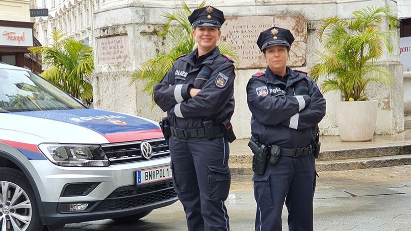 Birgit ist Gruppeninspektor bei der Stadtpolizei Baden. Die 44-Jährige ist seit 1997 bei der Polizei und erst seit kurzem bei der Stadtpolizei in Baden tätig. Vorher war sie beim Unfallkommando in Wien angestellt.