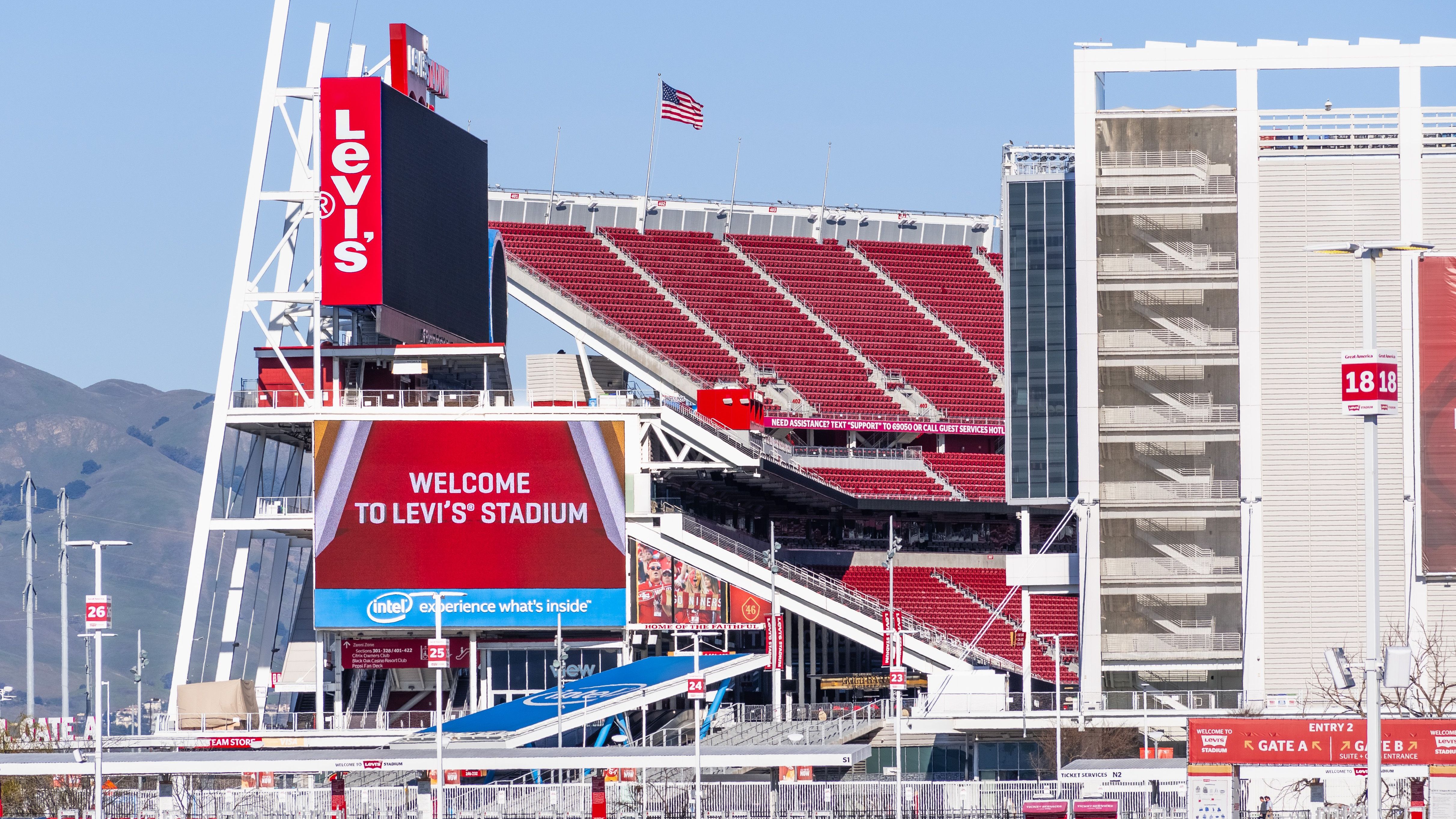 <strong>1. Platz: San Francisco 49ers (Levi’s Stadium)</strong> <br>Vier Tickets: 645,32 Dollar<br> Zwei Bier: 24 Dollar<br> Zwei Softdrinks: 9 Dollar<br> Vier Hotdogs: 24 Dollar<br> Parken: 48,33 Dollar <br> <strong>Gesamtkosten: 750,65 Dollar</strong>