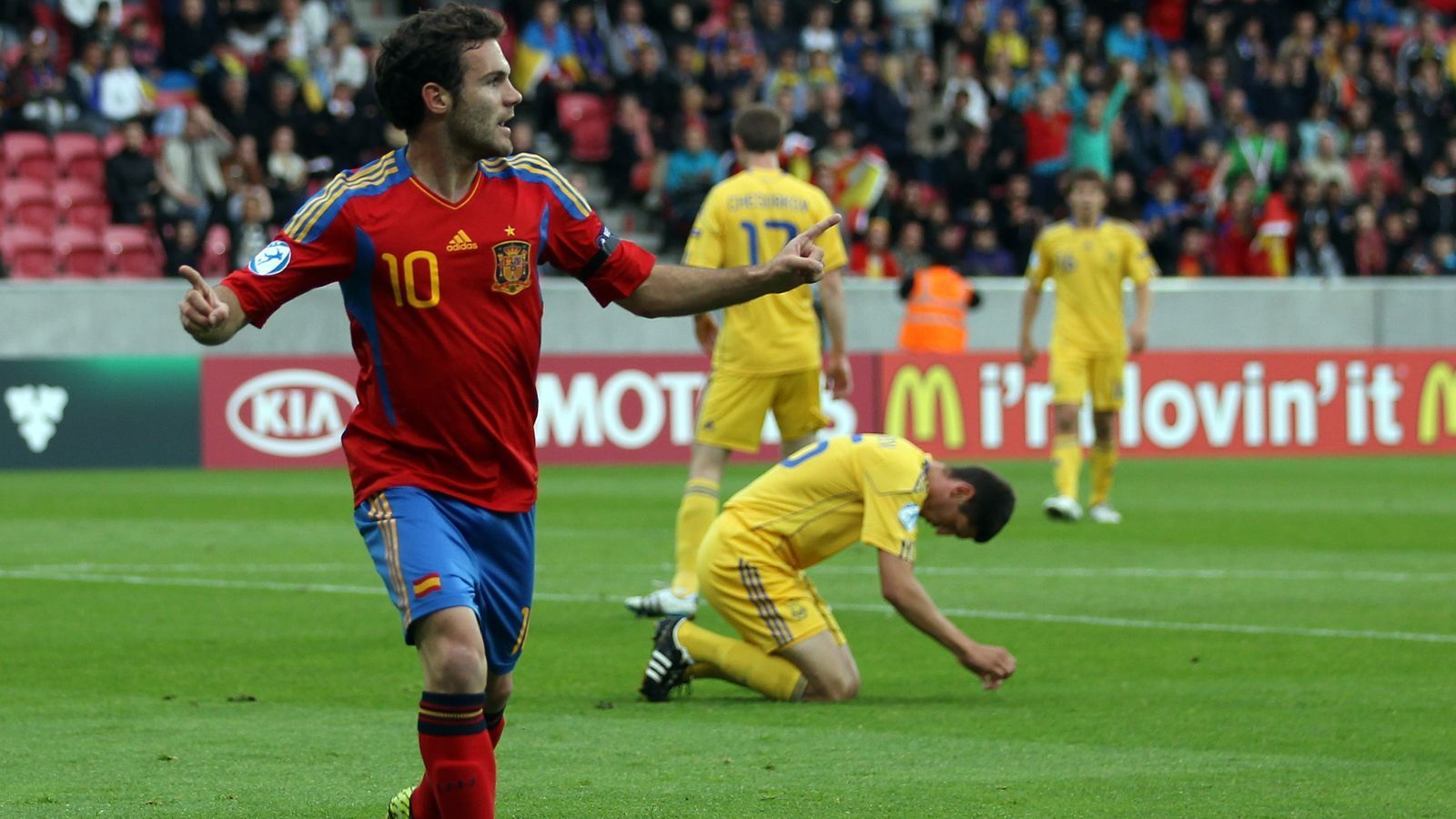
                <strong>2011 - Juan Mata (Spanien)</strong><br>
                Nach dem WM-Titel der spanischen A-Nationalmannschaft im Jahr zuvor holte Spaniens Nachwuchs 2011 den U21-EM-Titel in Dänemark. Zunächst setzten sich die Iberer mit sieben Punkten als Erster in der Gruppenphase gegen Tschechien, England und die Ukraine durch. Beim 3:0-Sieg über die Ukrainer gelangen Juan Mata zwei Treffer - seine einzigen bei der U21-EM 2011. Der damals 23-Jährige war schon sehr erfahren für sein Alter, gehörte er doch zur Weltmeister-Mannschaft von 2010. Mata führte Spaniens Nachwuchsteam 2011 bis ins Finale gegen die Schweiz, wo die "Seleccion" dann souverän mit 2:0 gewann. Heute spielt der 32-Jährige für Manchester United, war zuvor beim FC Chelsea.
              