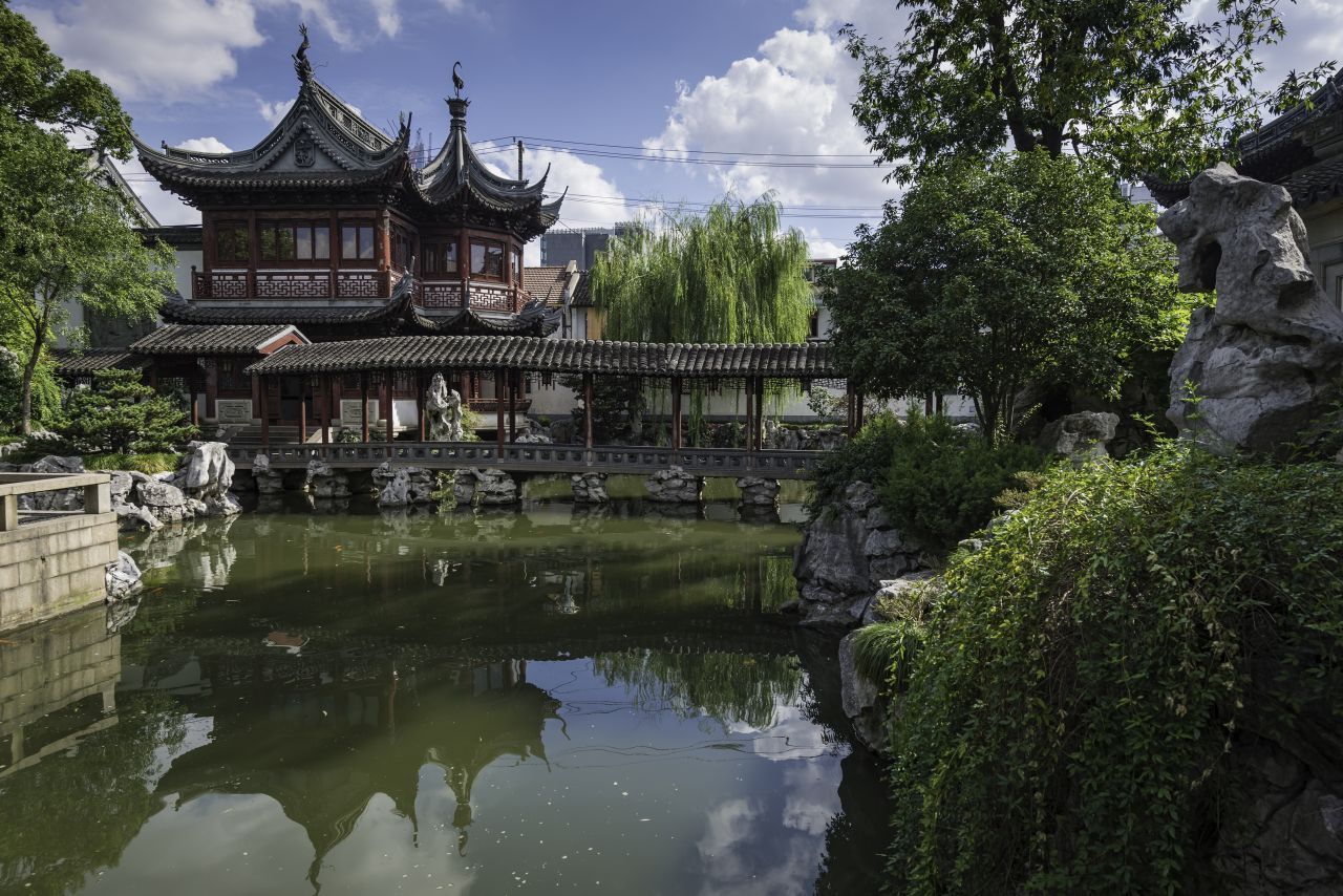 Der Yu Yuan, der "Garten des Erfreuens", macht seinem Namen alle Ehre. Auf einer Fläche von über 20.000 Quadratmetern werden Gebäude, Hallen, Terrassen, Türme, Pavillons, Wandelgänge, Brücken und Teiche von prachtvollen Gewächsen in Szene gesetzt. Bambus, Lotusblumen, Magnolien, Chinesischer Blauregen, Kiefern, Kirsch-, Apfel- und Pflaumenbäume sowie ein 400 Jahre alter Ginkgo-Baum - sie alle gedeihen hier. Erschaffen wurde d