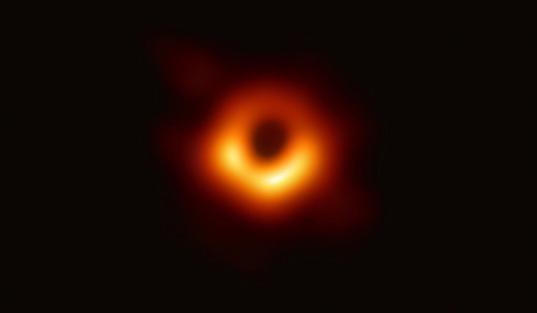 Das erste Foto von einem supermassereichen schwarzen Loch im Zentrum der Galaxie M87.