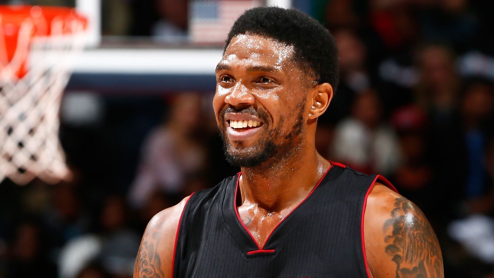 
                <strong>Udonis Haslem (Miami Heat): 15 Jahre</strong><br>
                Udonis Haslem ist der einzige Spieler auf dieser Liste, der es nie in ein All-Star-Team geschafft hat. Trotzdem ist der 38-Jährige einer der beliebtesten Spieler der Heat-Historie. 2002 wurde er nicht gedraftet - und schaffte es dennoch, sich 15 Jahre in der NBA zu halten. Er ist neben Dwyane Wade der einzige Heat-Spieler, der alle drei Titelgewinne der Franchise miterlebt hat.
              