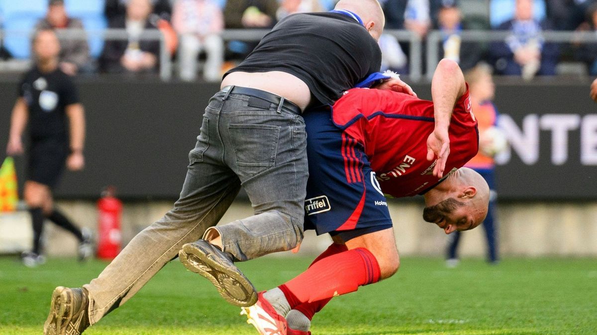 Attacke eines Anhängers gegen einen Spieler von Växjö