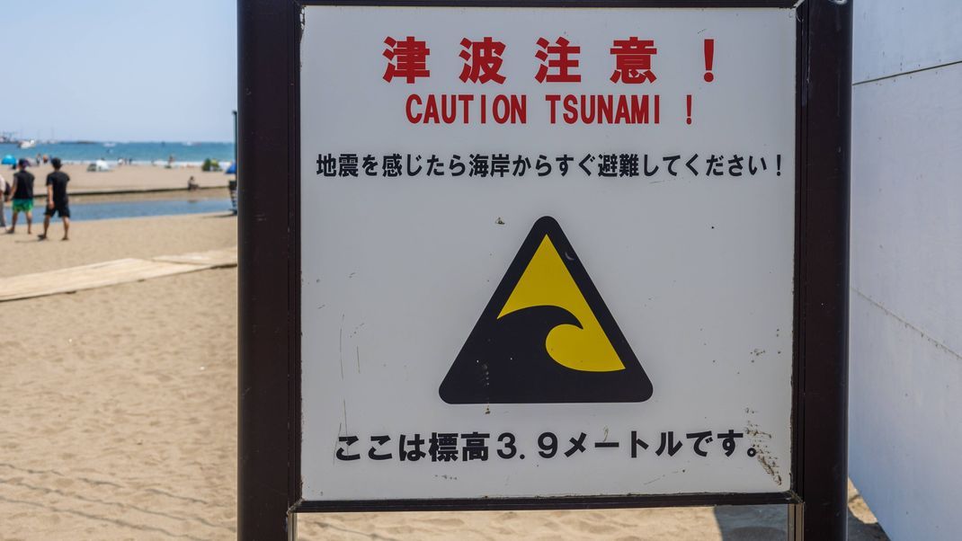 Ein Tsunami-Warnschild steht am Strand in Kamakura Kanagawa, Japan. Immer wieder wird der Inselstaat von Erdbeben und Flutwellen heimgesucht. (Symbolbild)