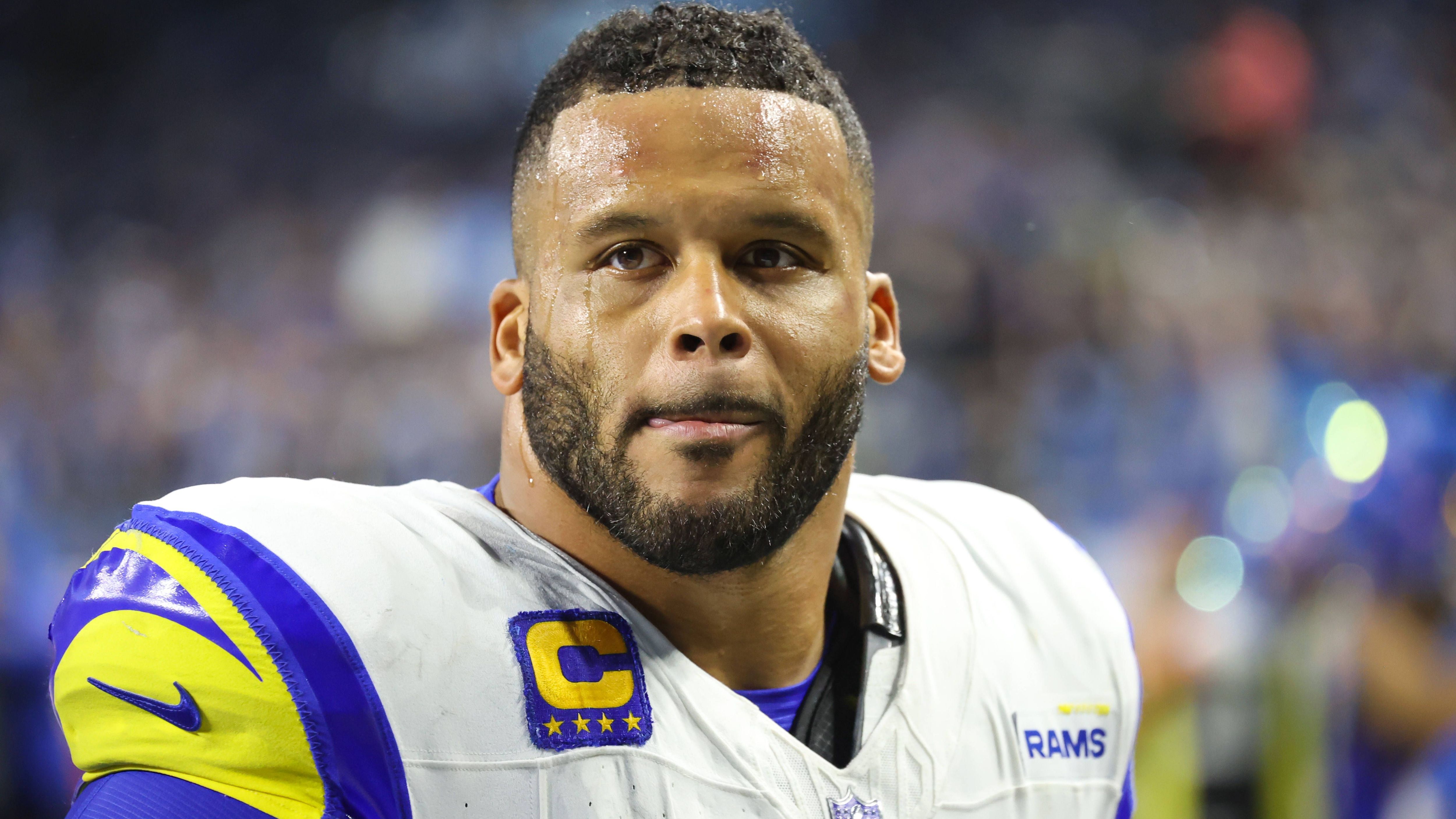 <strong>Los Angeles Rams: Aaron Donald als Coach holen</strong><br>Vielleicht ist es Wunschdenken, vielleicht ein Anflug von Nostalgie. Aber wirklich viel lässt sich am aktuellen Kader der Rams nicht basteln. Wie wäre denn eine Rückholaktion der anderen Art? Aaron Donald stellte sein Können über Jahre unter Beweis und dürfte als Coach für die junge Defensive Line sehr gut funktionieren. Vielleicht hat er ja Lust.