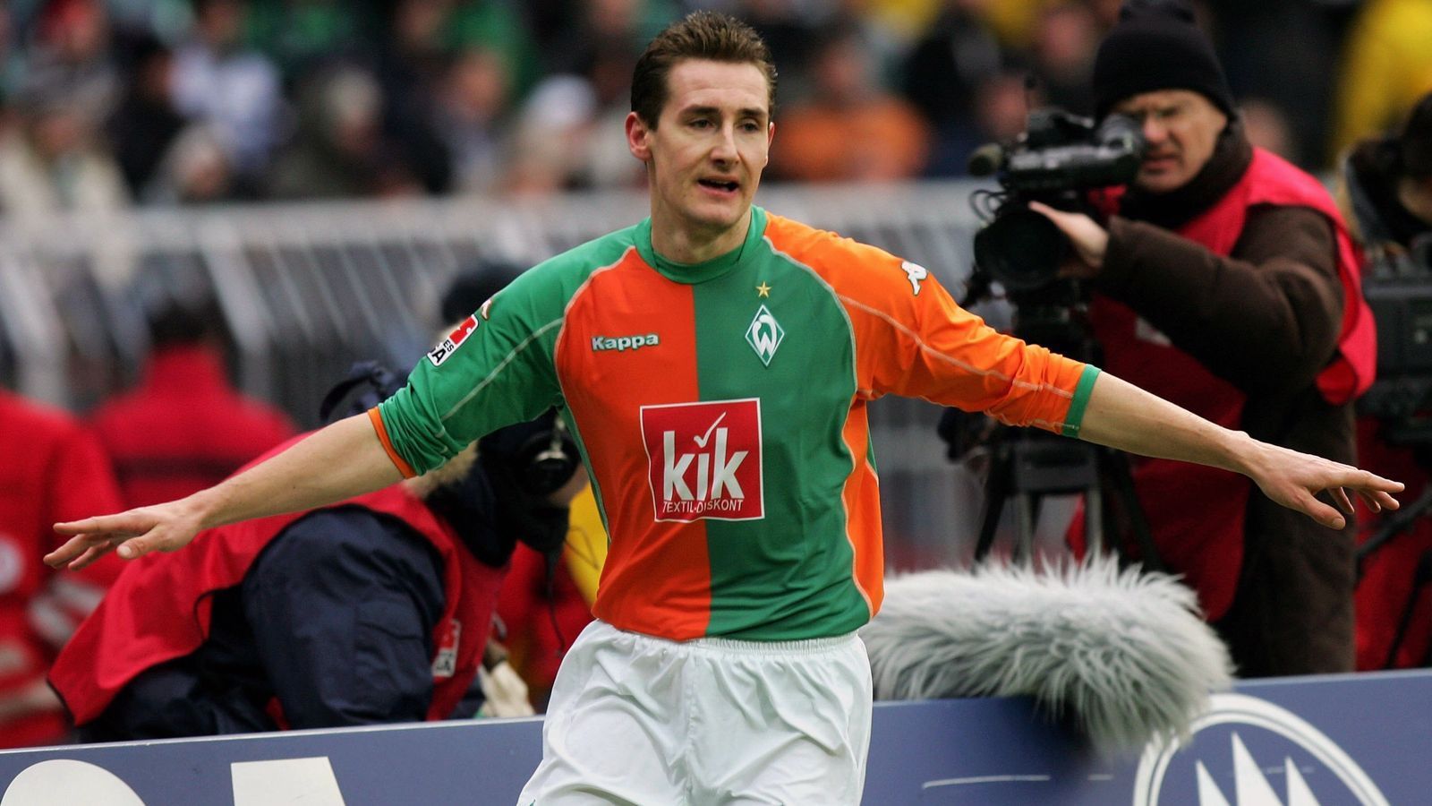 
                <strong>Miroslav Klose (SV Werder Bremen)</strong><br>
                Traf in zwei Spielen in Folge nach dem Saisonbeginn 2005/06 und 2006/07
              