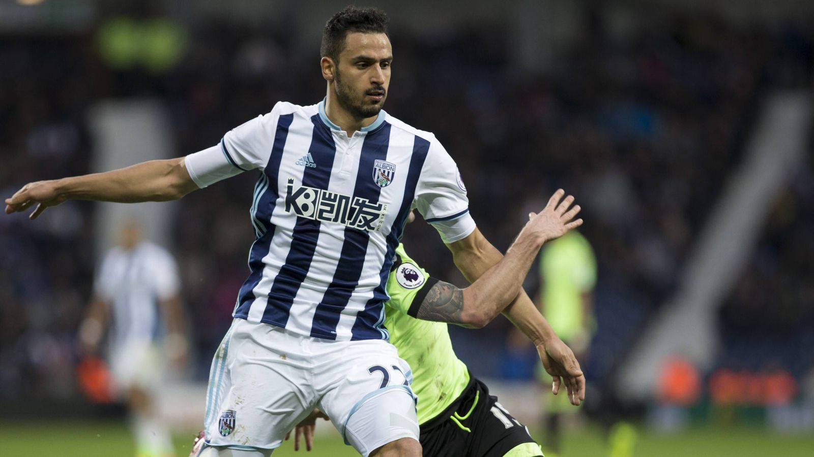 
                <strong>Nacer Chadli (Zugang AS Monaco)</strong><br>
                Der 29 Jahre alte Linksaußen Nacer Chadli wechselt von West Bromwich Albion zu AS Monaco. Der Belgier unterschrieb einen Vertrag bis Juni 2021. Nach Berichten französischer Medien soll die Ablösesumme 12 Millionen Euro betragen. Der französische Vizemeister hat damit in diesem Sommer bereits 128 Millionen Euro in die Mannschaft investiert. Immer noch ein Klacks verglichen mit den Einnahmen, die auf knapp 317 Millionen Euro taxiert werden.
              