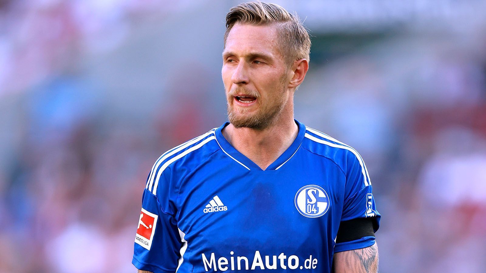 
                <strong>FC Schalke 04</strong><br>
                Zugänge: Thomas Ouwejan (AZ Alkmaar), Rodrigo Zalazar (Eintracht Frankfurt), Sebastian Polter (VfL Bochum), Tobias Mohr (1. FC Heidenheim), Florent Mollet (Montpellier HSC), Marvin Pieringer (SC Freiburg II), Tom Krauß (RB Leipzig/Leihe), Alexander Schwolow (Hertha BSC/Leihe), Justin Heekeren (RW Oberhausen), Ibrahima Cisse (Jong KAA Gent), Leo Greiml (Rapid Wien), Jordan Larsson (Spartak Moskau), Maya Yoshida (Sampdoria Genua), Cedric Brunner (Arminia Bielefeld), Alex Kral (Spartak Moskau/Leihe), Sepp van den Berg (FC Liverpool/Leihe), Amine Harit (Olympique Marseille/Rückkehrer)
              