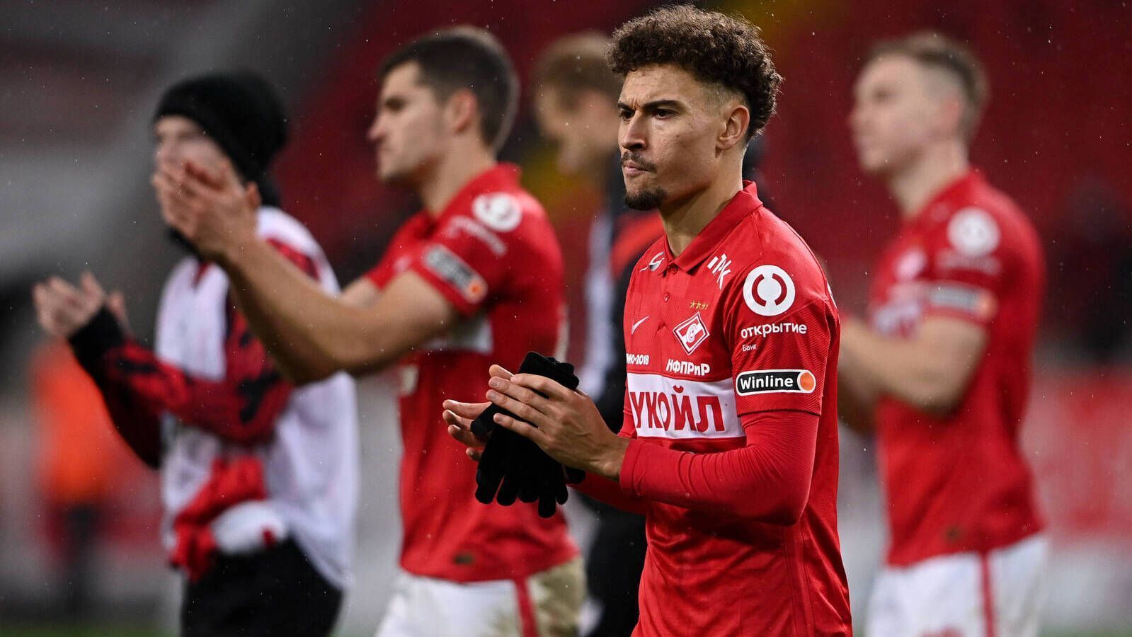 
                <strong>Jordan Larsson (Spartak Moskau)</strong><br>
                Jordan Larsson ist schwedischer Nationalspieler und steht seit 2019 bei Spartak Moskau unter Vertrag. Der Sohn des ehemaligen Champions-League-Siegers Henrik Larsson erzielte als Stürmer in der aktuellen Saison noch kein Tor. Trotzdem ist er elf Mllionen Euro wert und wurde im vergangenen Jahr mit dem VfL Wolfsburg und Borussia Dortmund in Verbindung gebracht.
              