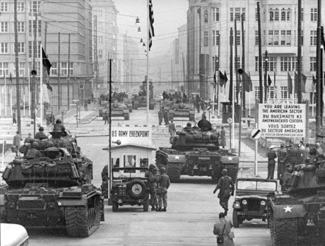 Anders als ein Ultimatum soll die Abschreckungs-Strategie den Gegner davon überzeugen, dass sich ein Angriff nicht lohnt. Zu einer solchen Machtdemonstration kam es 1961 am Checkpoint Charlie in Berlin, wo sich amerikanische und sowjetische Panzer einen Tag lang belagerten. Hätte eine Seite angegriffen, wäre es zu einem globalen Atomkrieg gekommen.